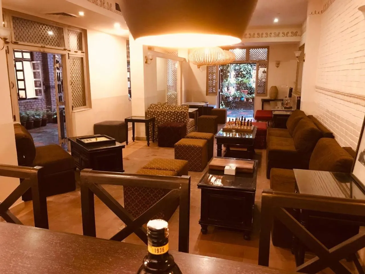 Restaurant/places to eat in Courtyard Pujan Hotel