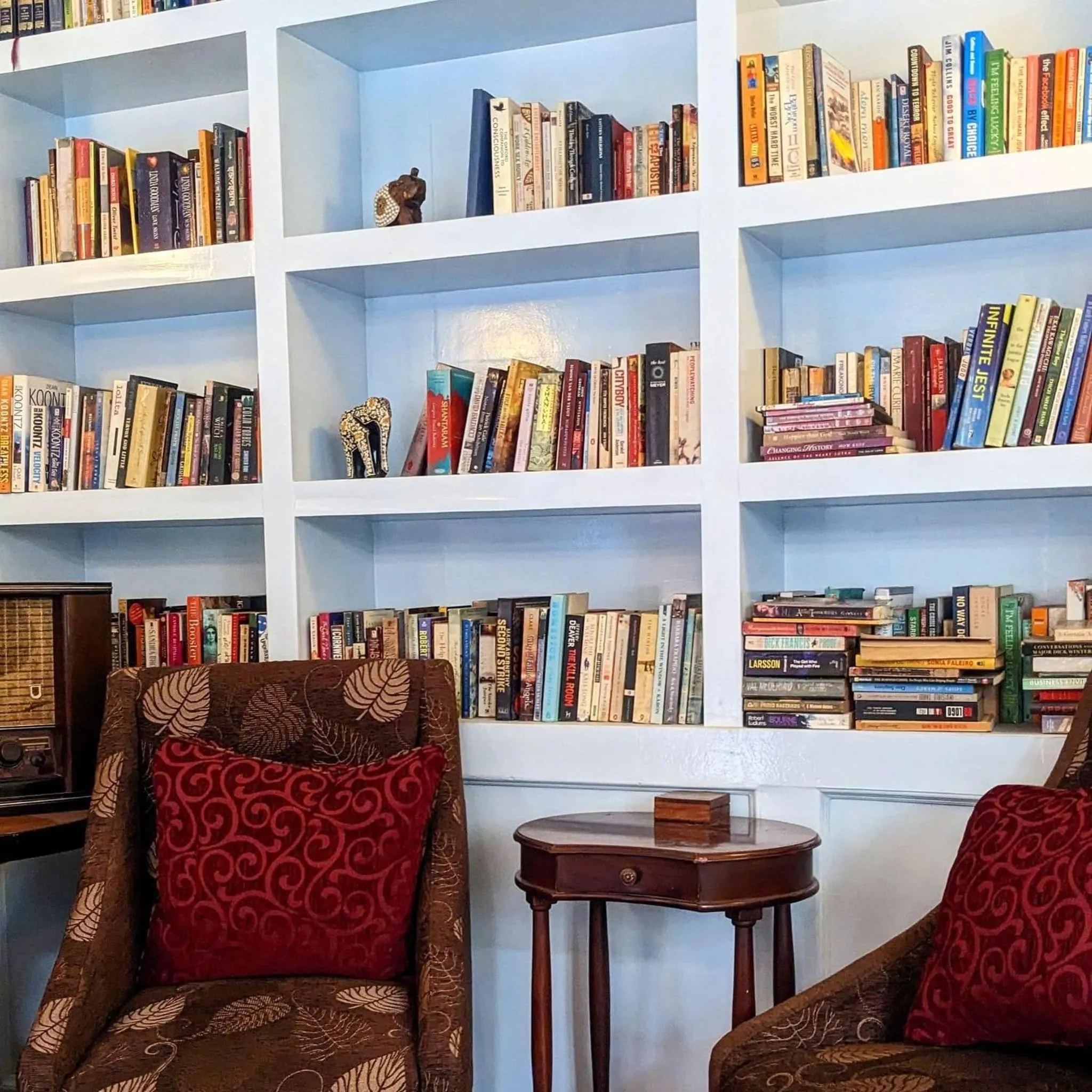 Library in Courtyard Pujan Hotel