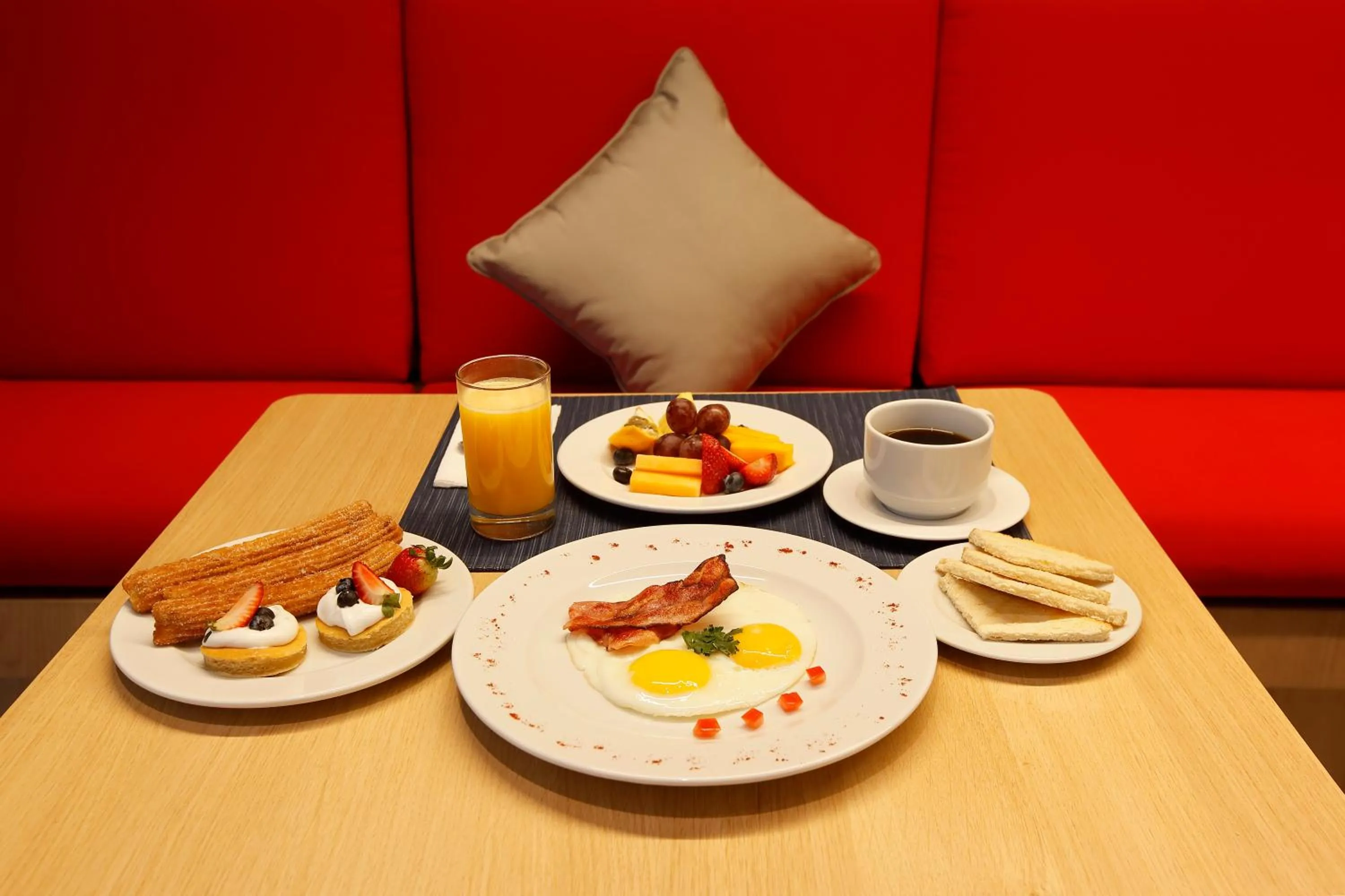 Buffet breakfast in Ikonik Miraflores