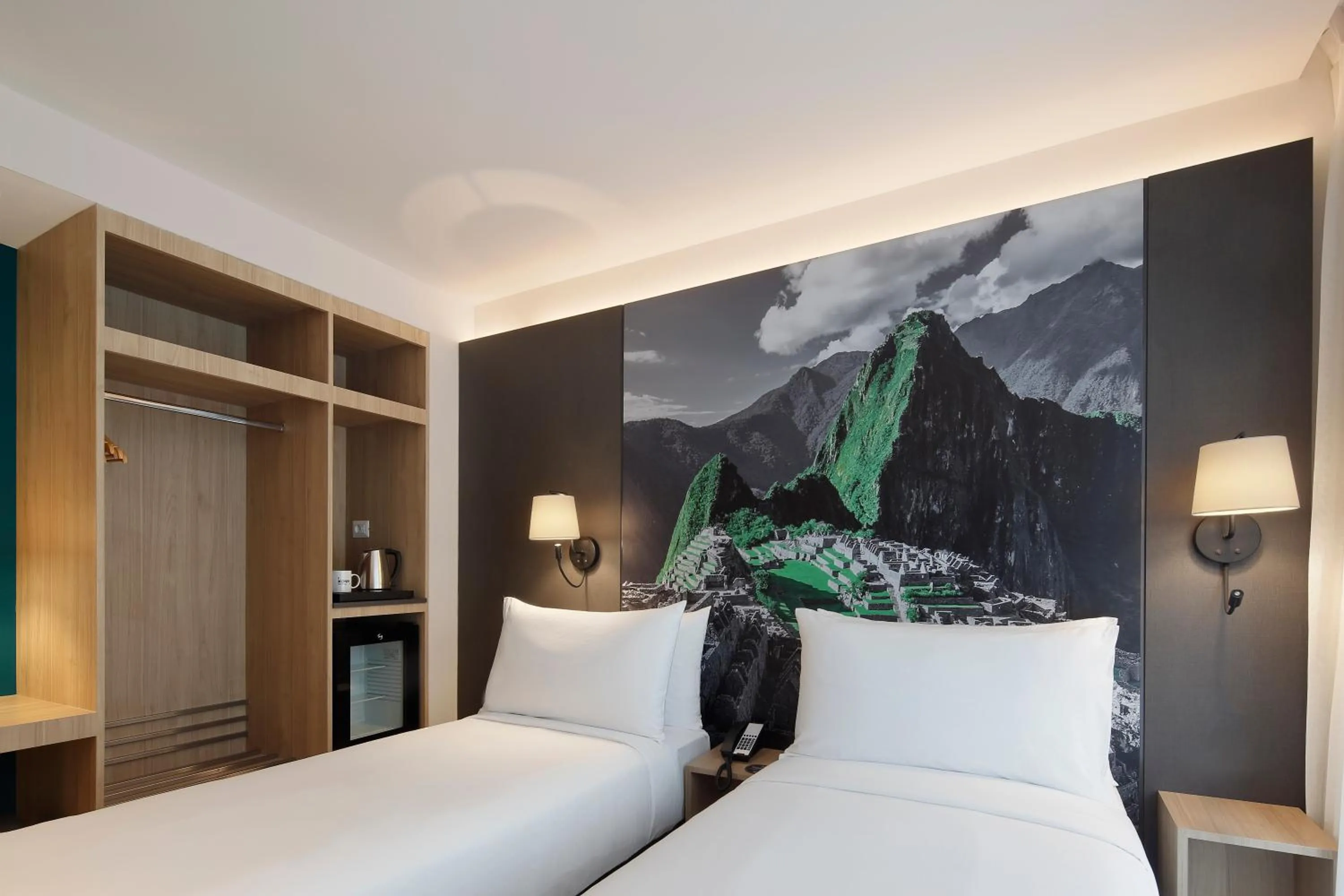 Photo of the whole room, Bed in Ikonik Miraflores