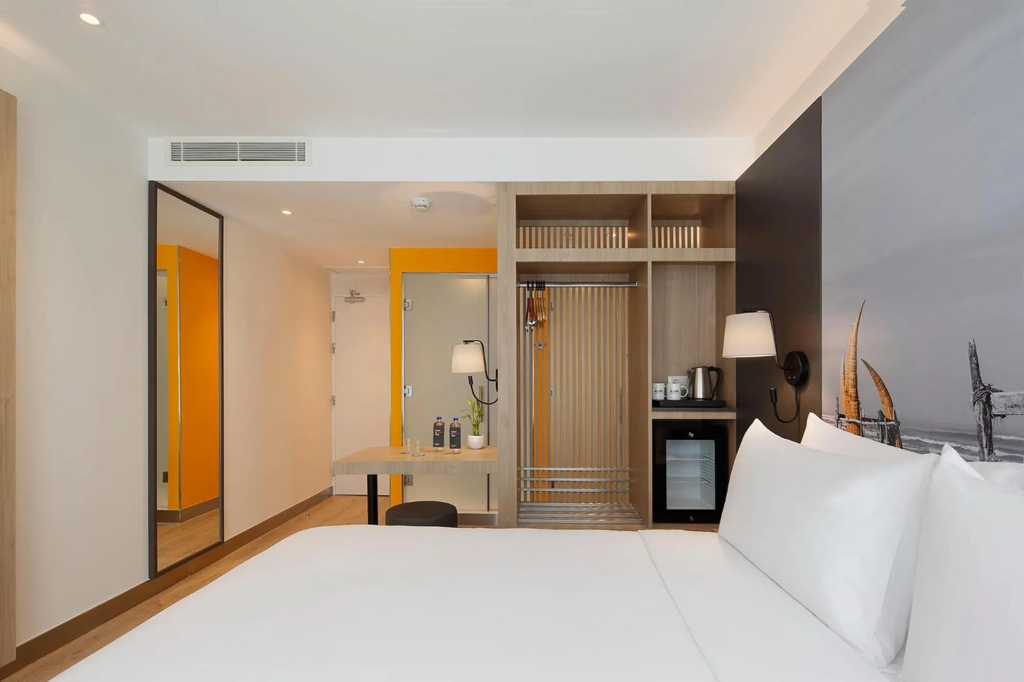 Photo of the whole room, Bed in Ikonik Miraflores