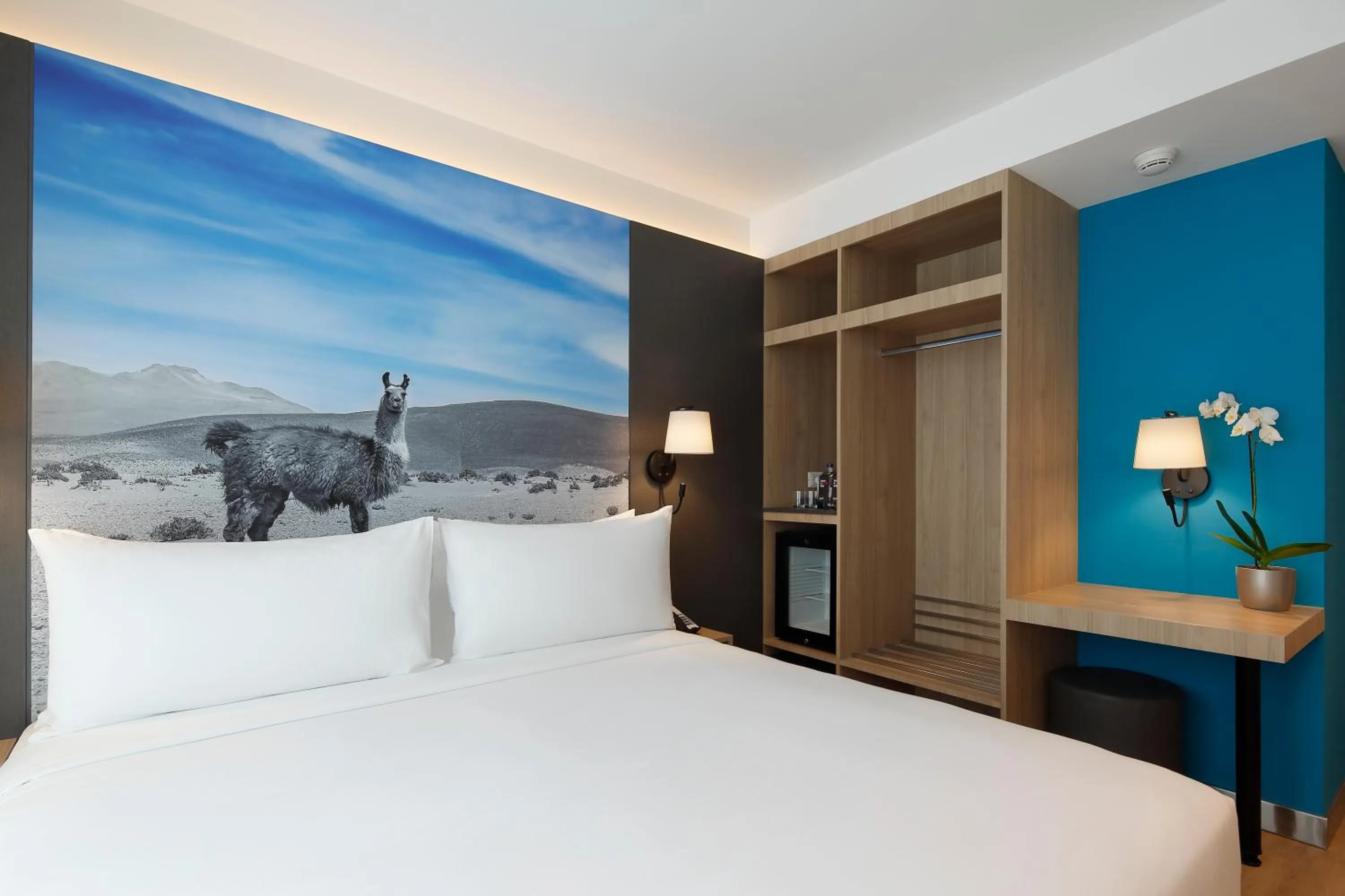 Photo of the whole room, Bed in Ikonik Miraflores