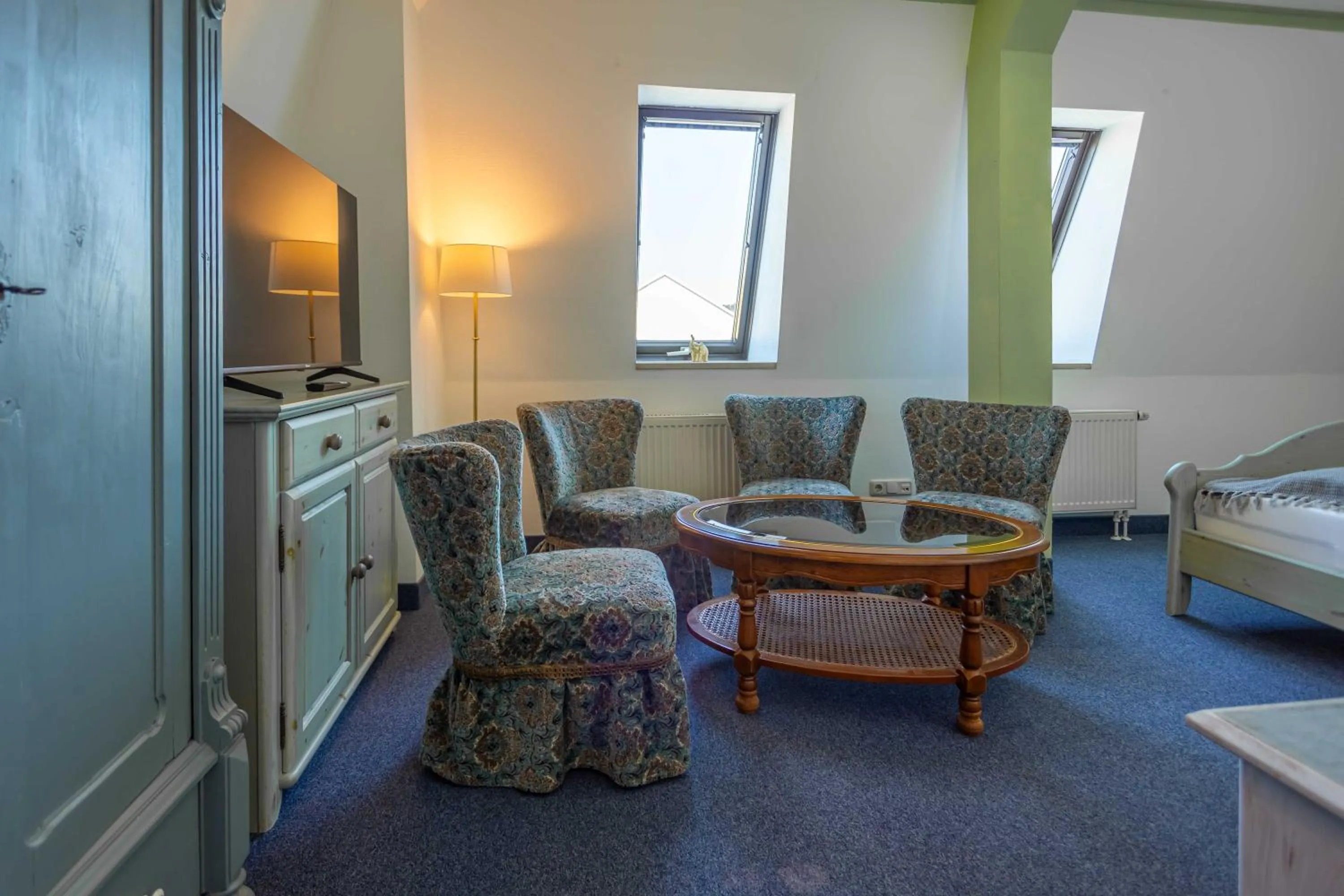 Photo of the whole room, Bed in Hotel Mauritius - Im Herzen von Crimmitschau - Frühstück buchbar - Restaurant - Café - Fahrradbox