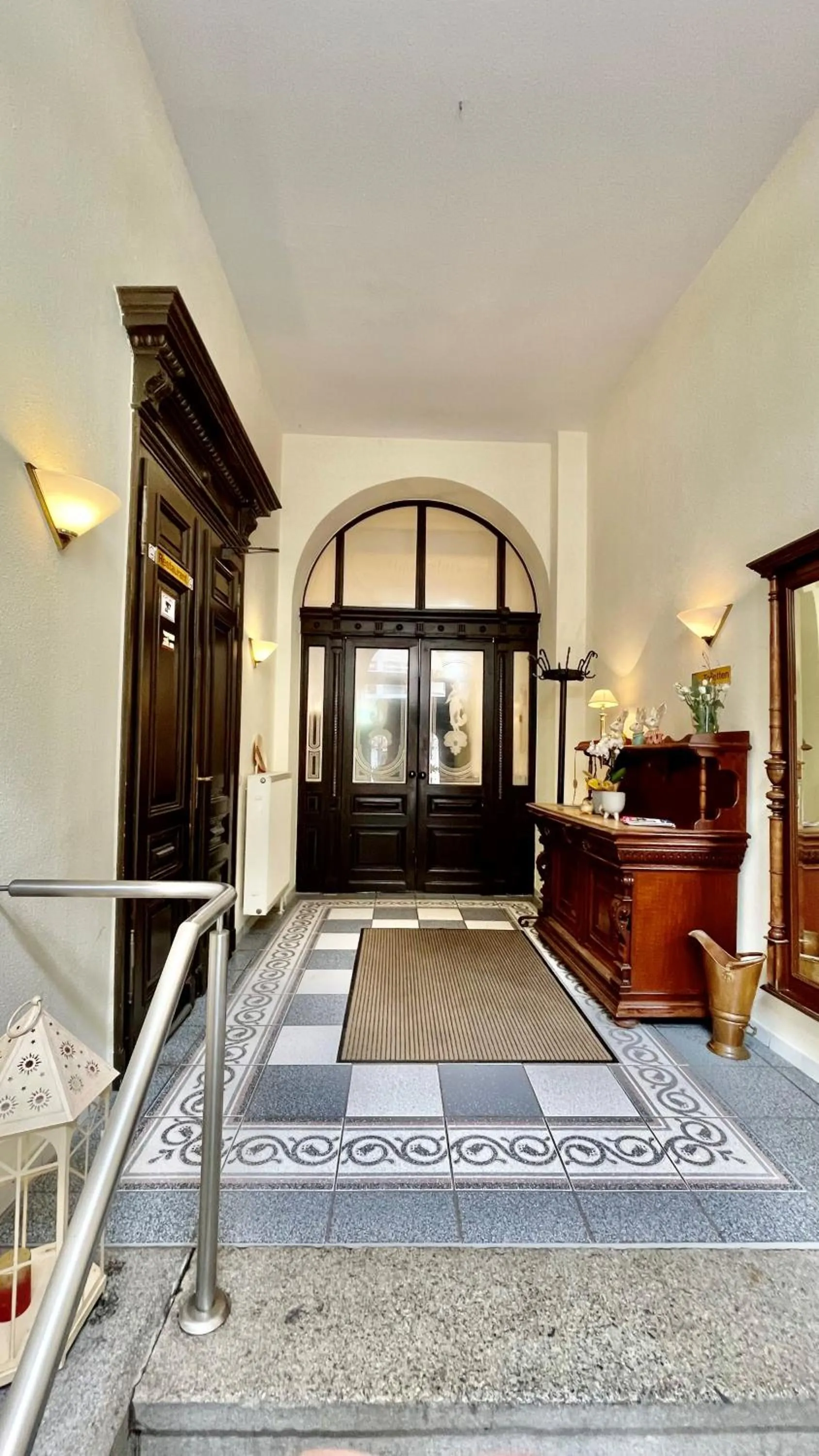 Facade/entrance in Hotel Mauritius - Im Herzen von Crimmitschau - Frühstück buchbar - Restaurant - Café - Fahrradbox