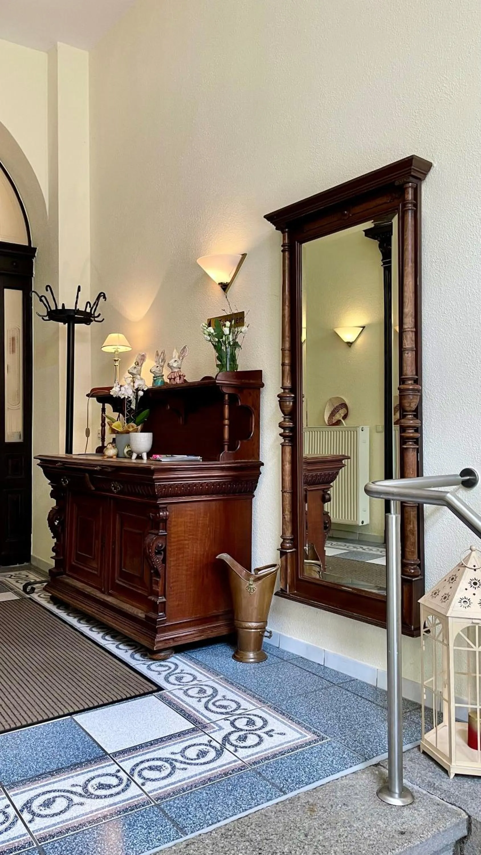 Facade/entrance in Hotel Mauritius - Im Herzen von Crimmitschau - Frühstück buchbar - Restaurant - Café - Fahrradbox