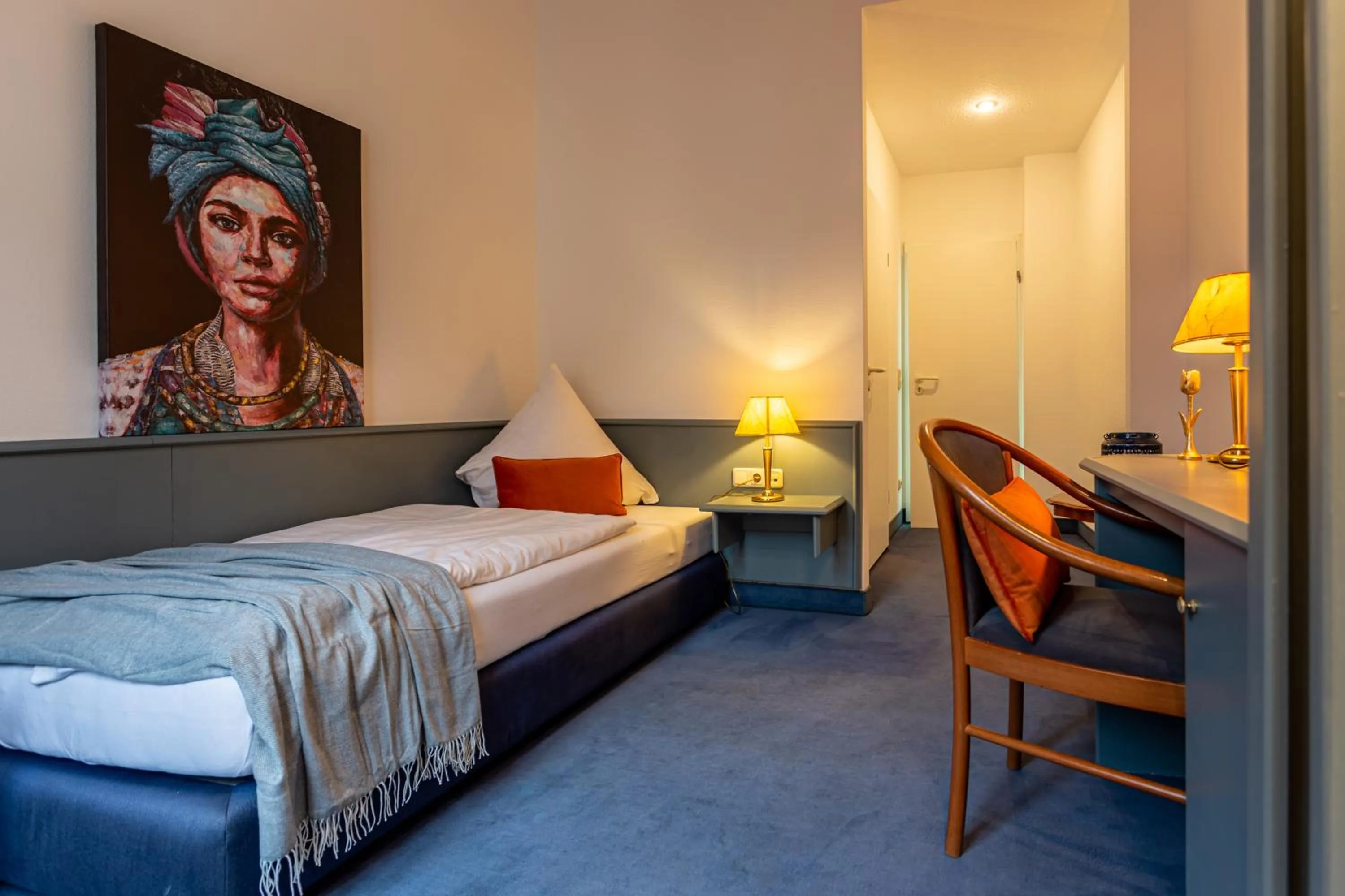 Photo of the whole room, Bed in Hotel Mauritius - Im Herzen von Crimmitschau - Frühstück buchbar - Restaurant - Café - Fahrradbox