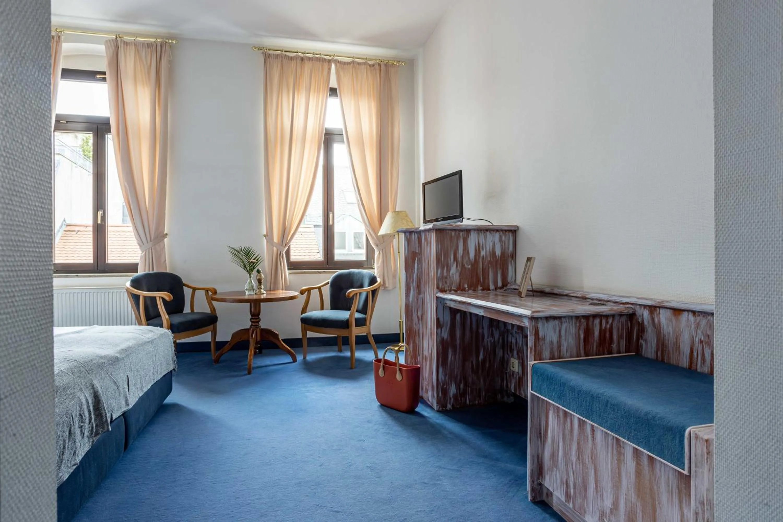 Photo of the whole room, Bed in Hotel Mauritius - Im Herzen von Crimmitschau - Frühstück buchbar - Restaurant - Café - Fahrradbox