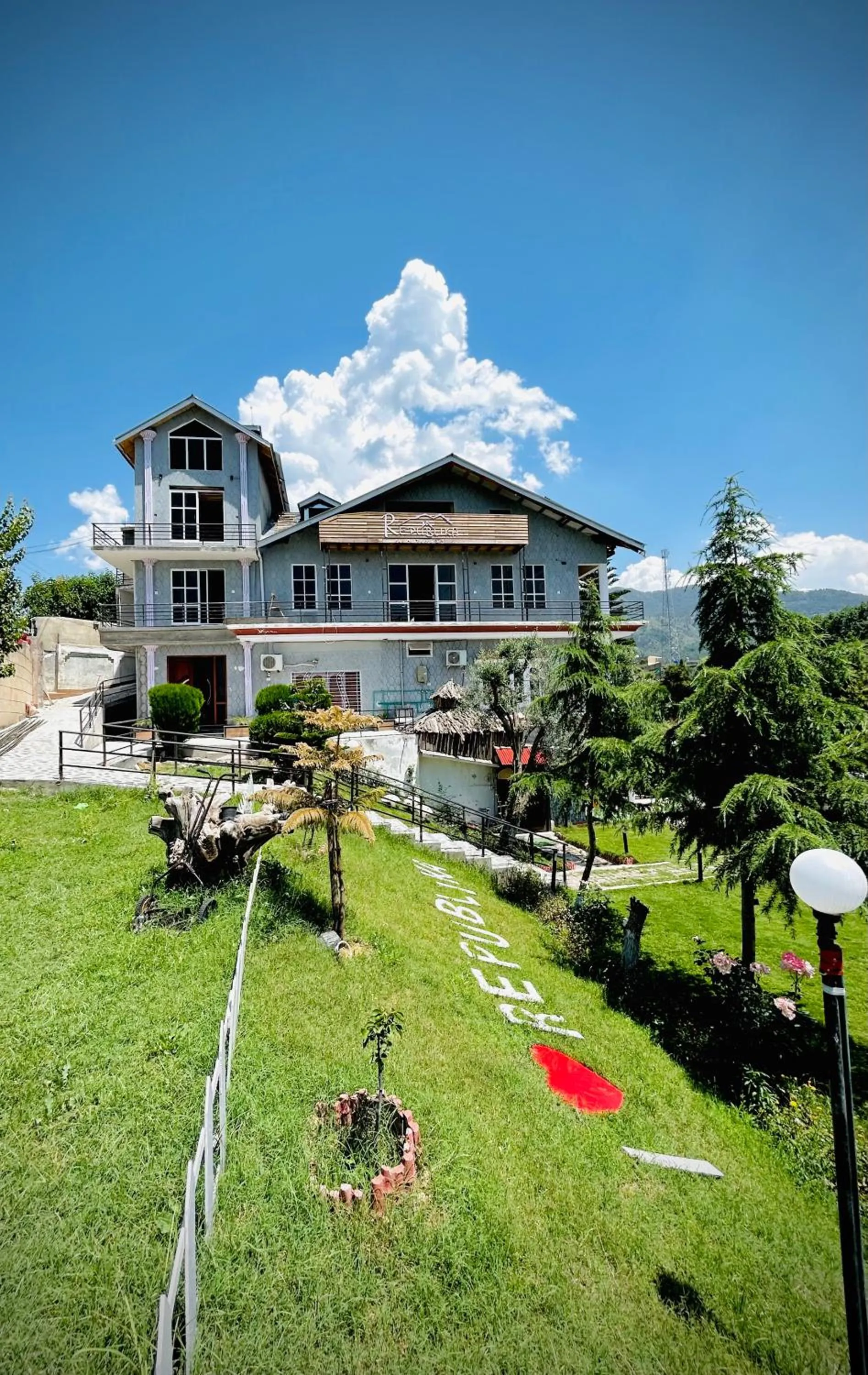 Republika Central Hotel & Resort