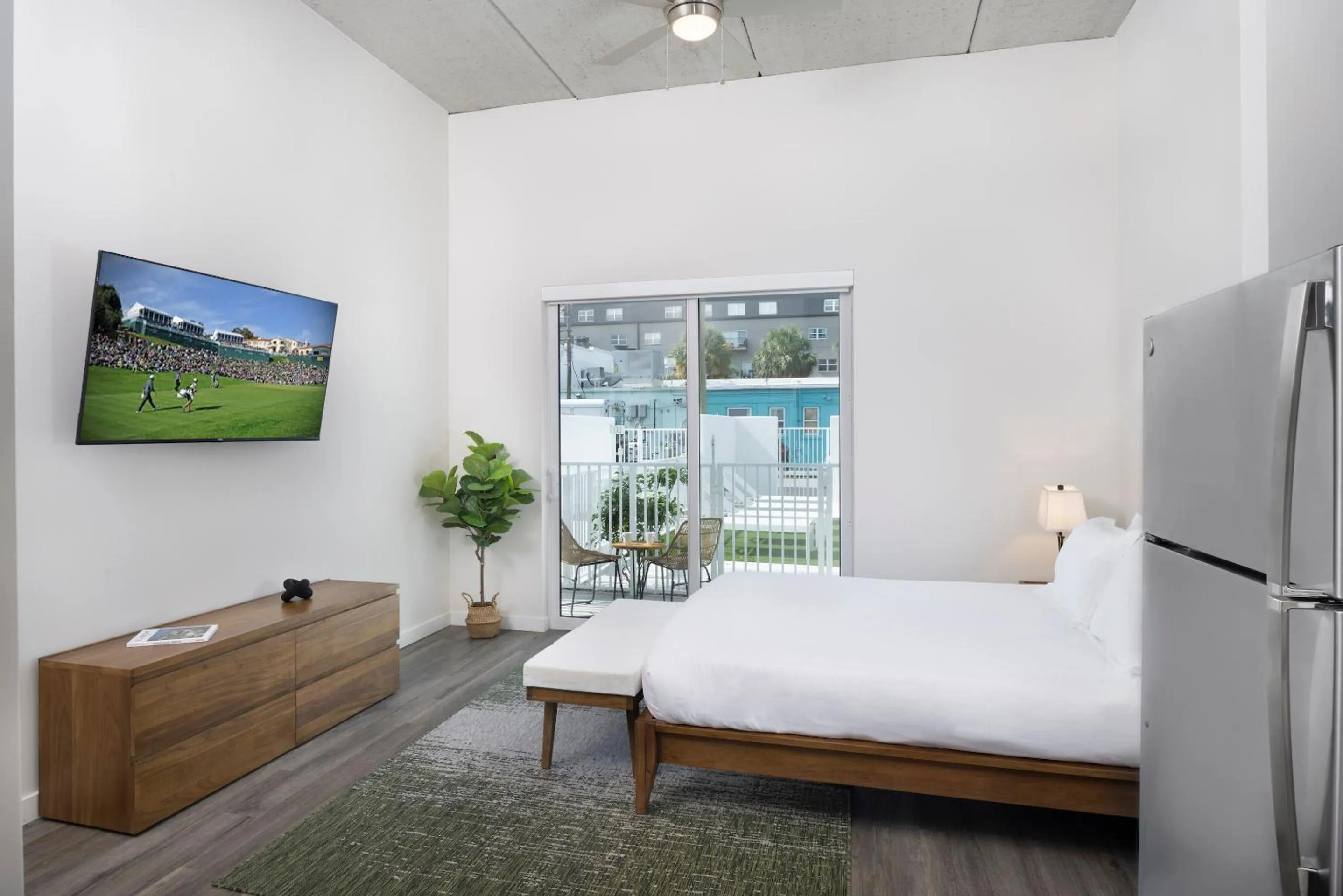 Pool view, Bed in Mint House St. Petersburg - Downtown