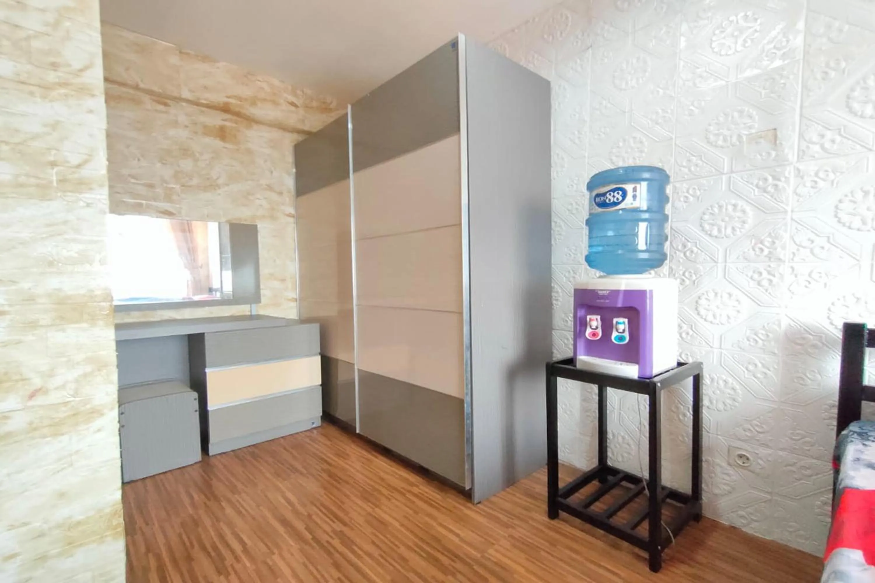 Photo of the whole room, Bed in Cozy Room @ Hallo Tidur by Tio