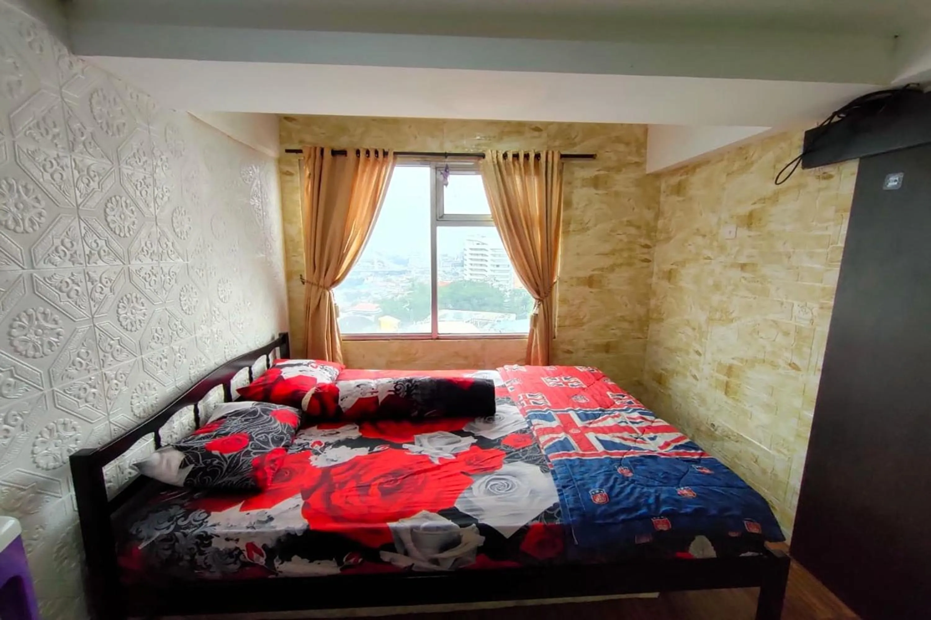 Bed in Cozy Room @ Hallo Tidur by Tio