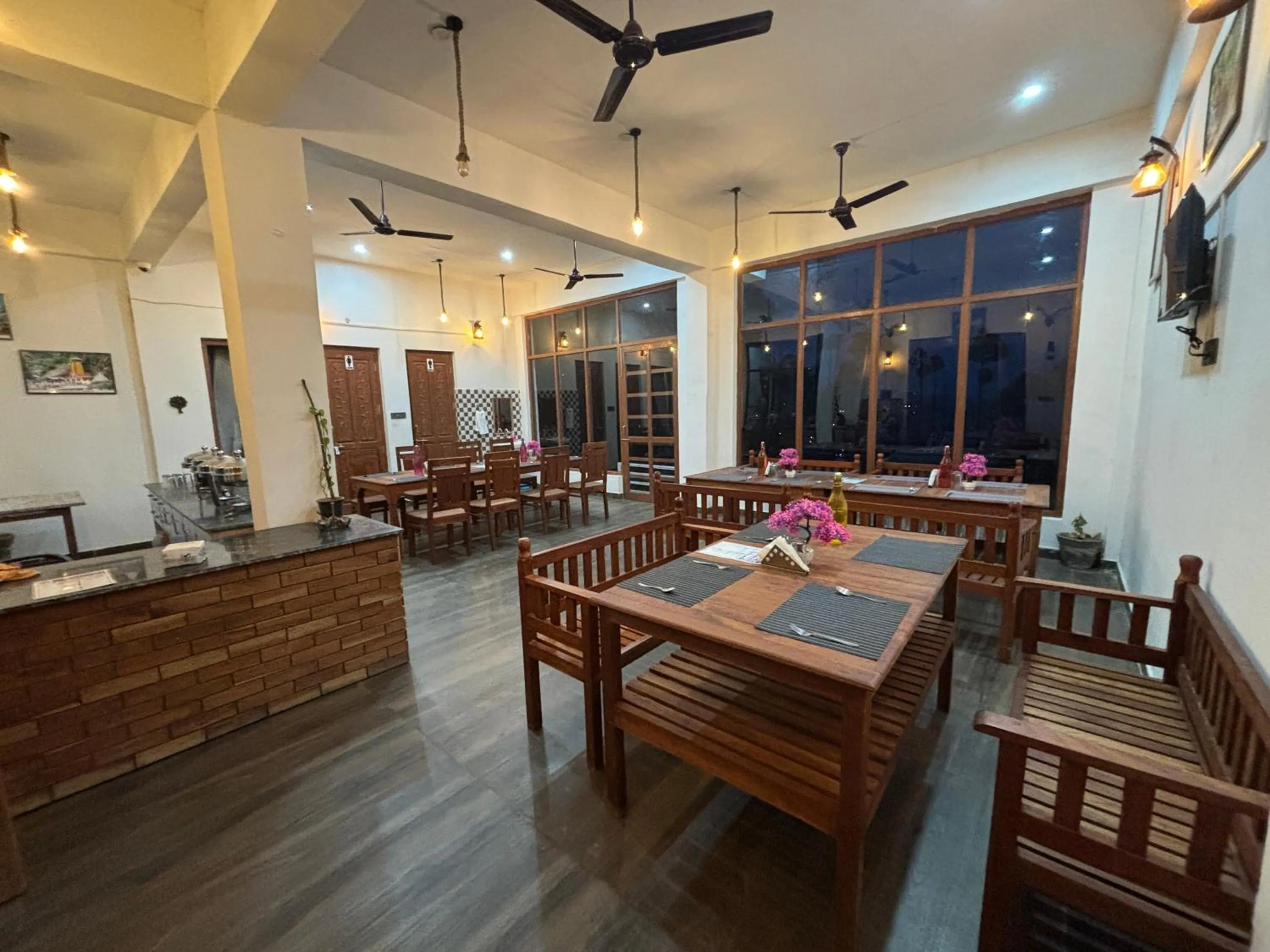 Restaurant/places to eat in Lap Of Himalayas Resort