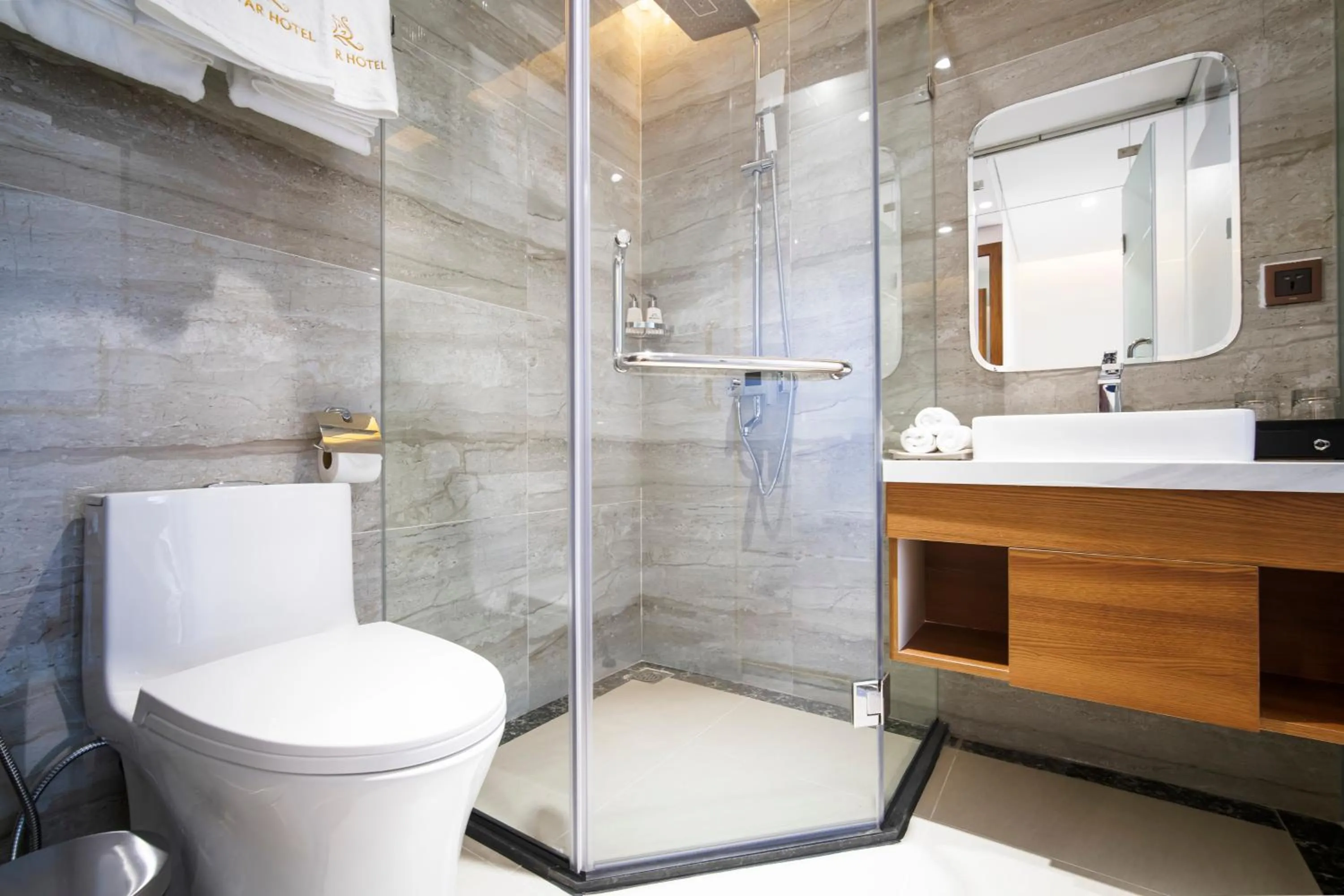 Shower in Ruby Star Da Nang - Central My Khe Beach