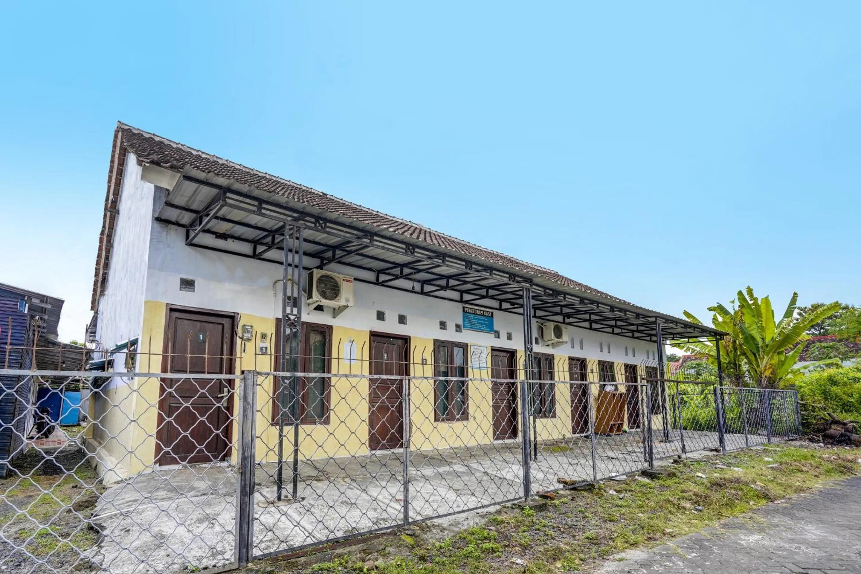 Facade/entrance in SPOT ON 92480 Iwn Homestay Syariah