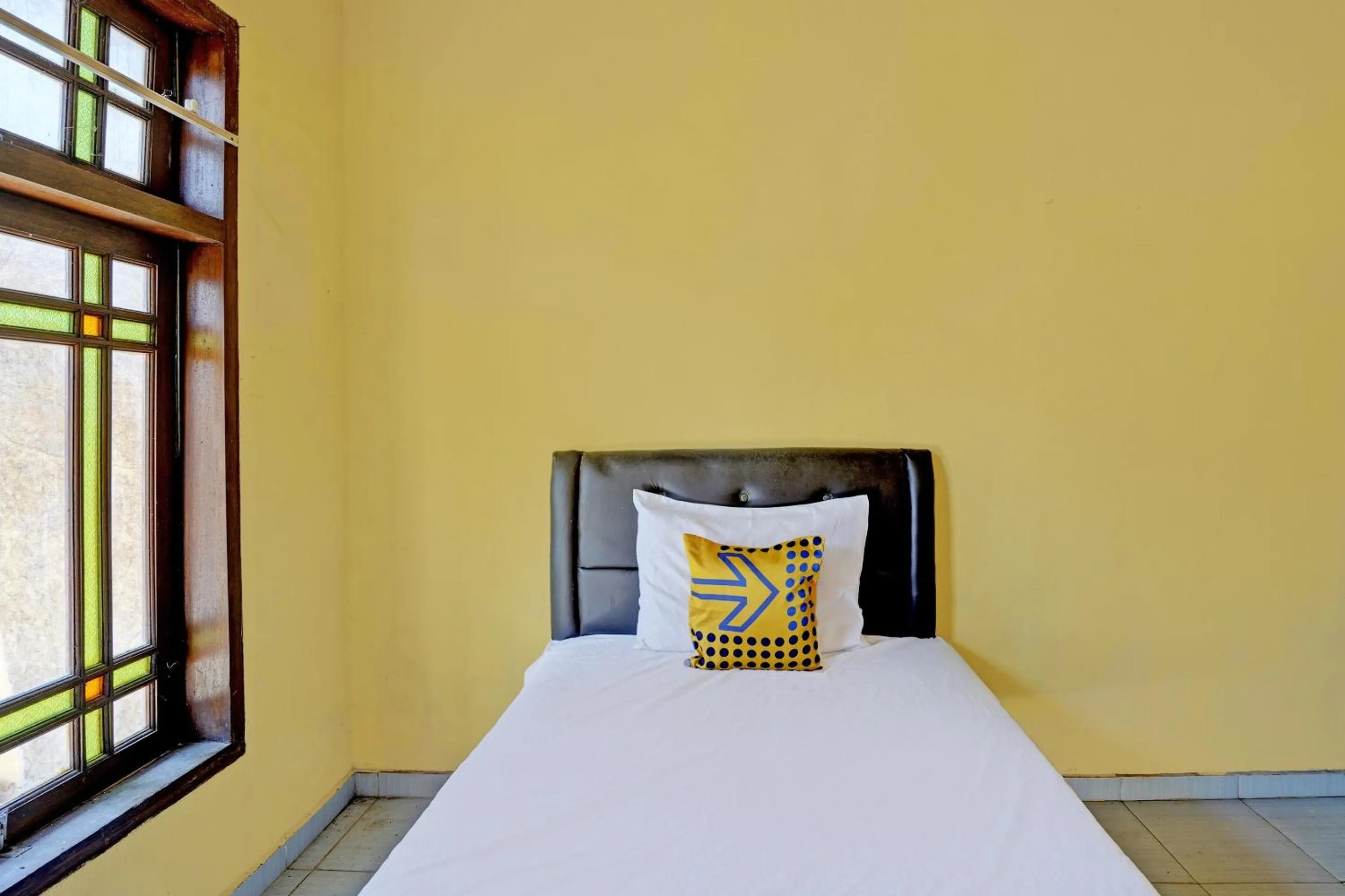 Bedroom, Bed in SPOT ON 92480 Iwn Homestay Syariah