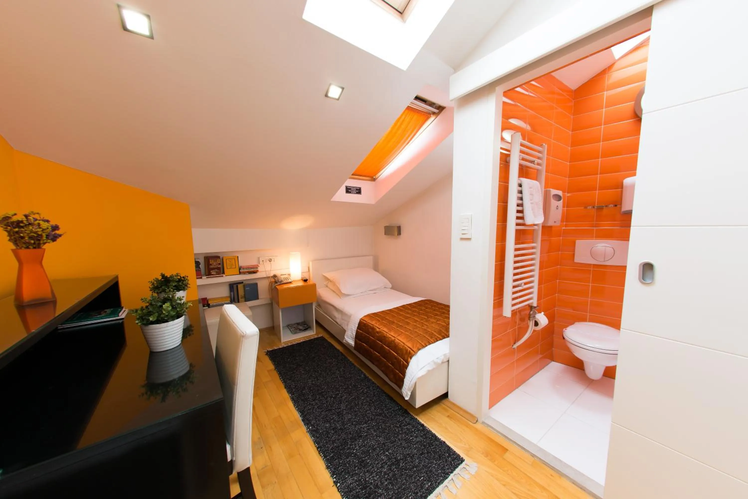 Bathroom, Bed in Hotel Boutique 36