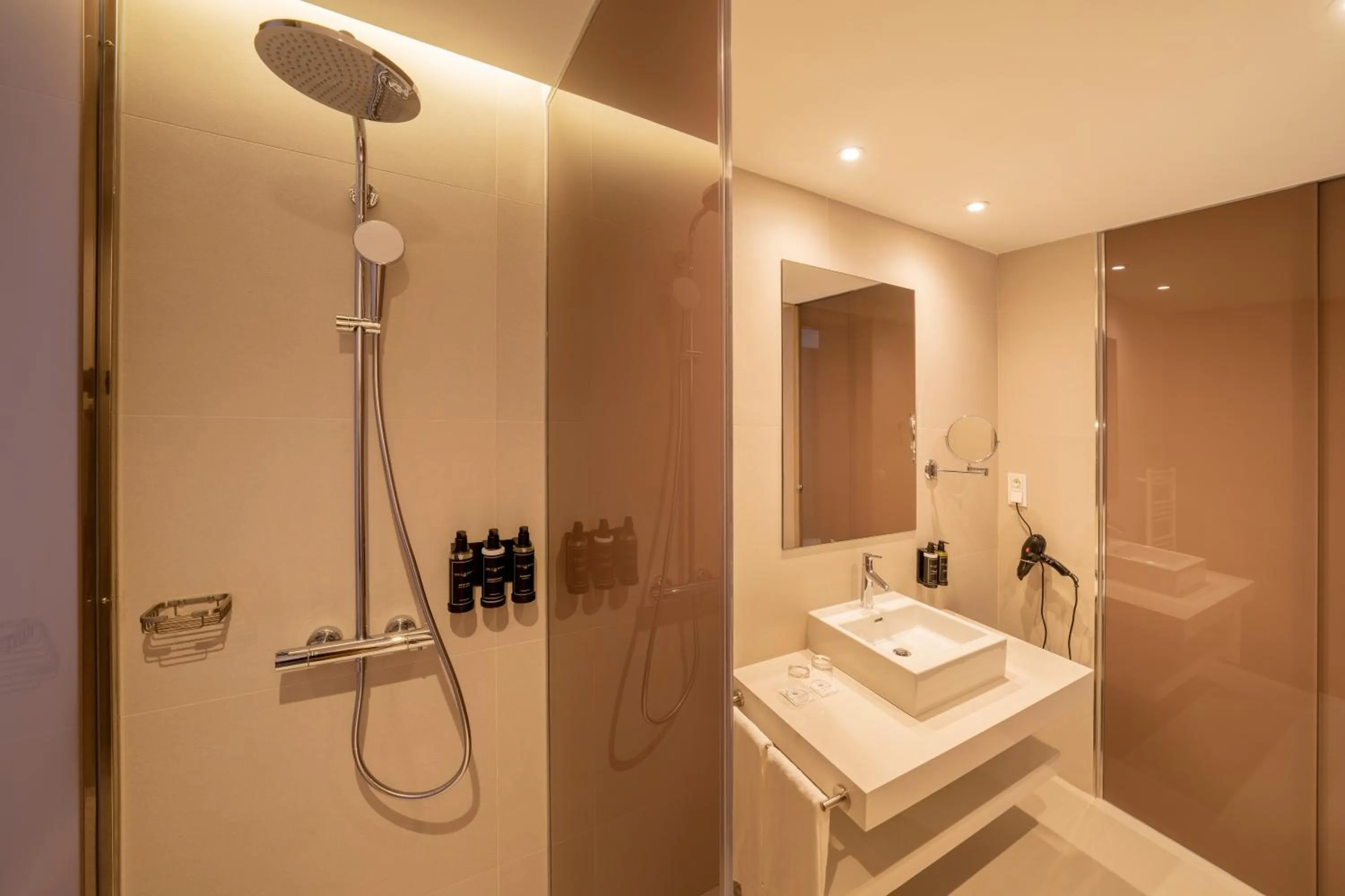 Shower in Eurostars Oasis Marbella