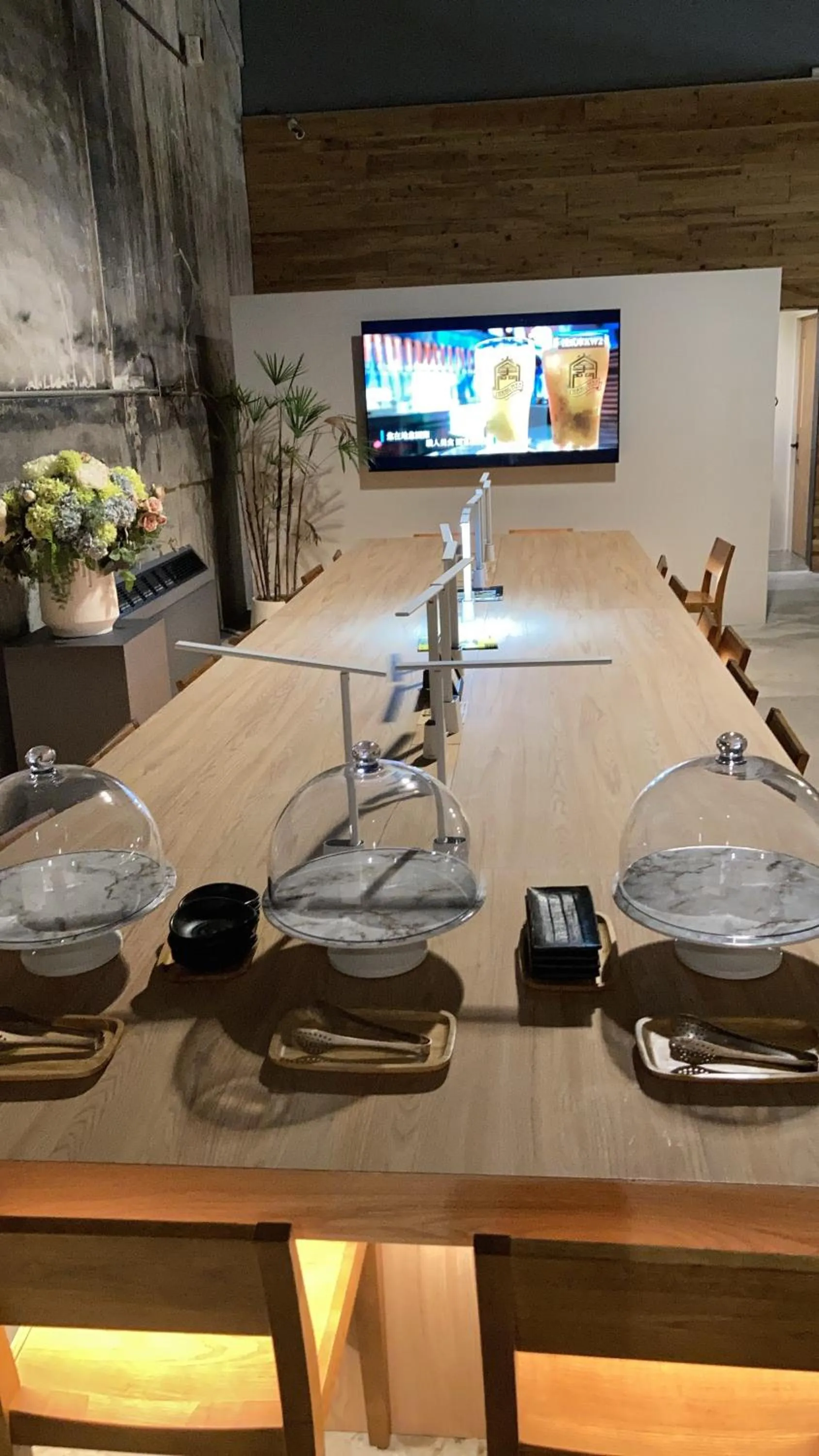 Communal lounge/ TV room in KW2 Hostel