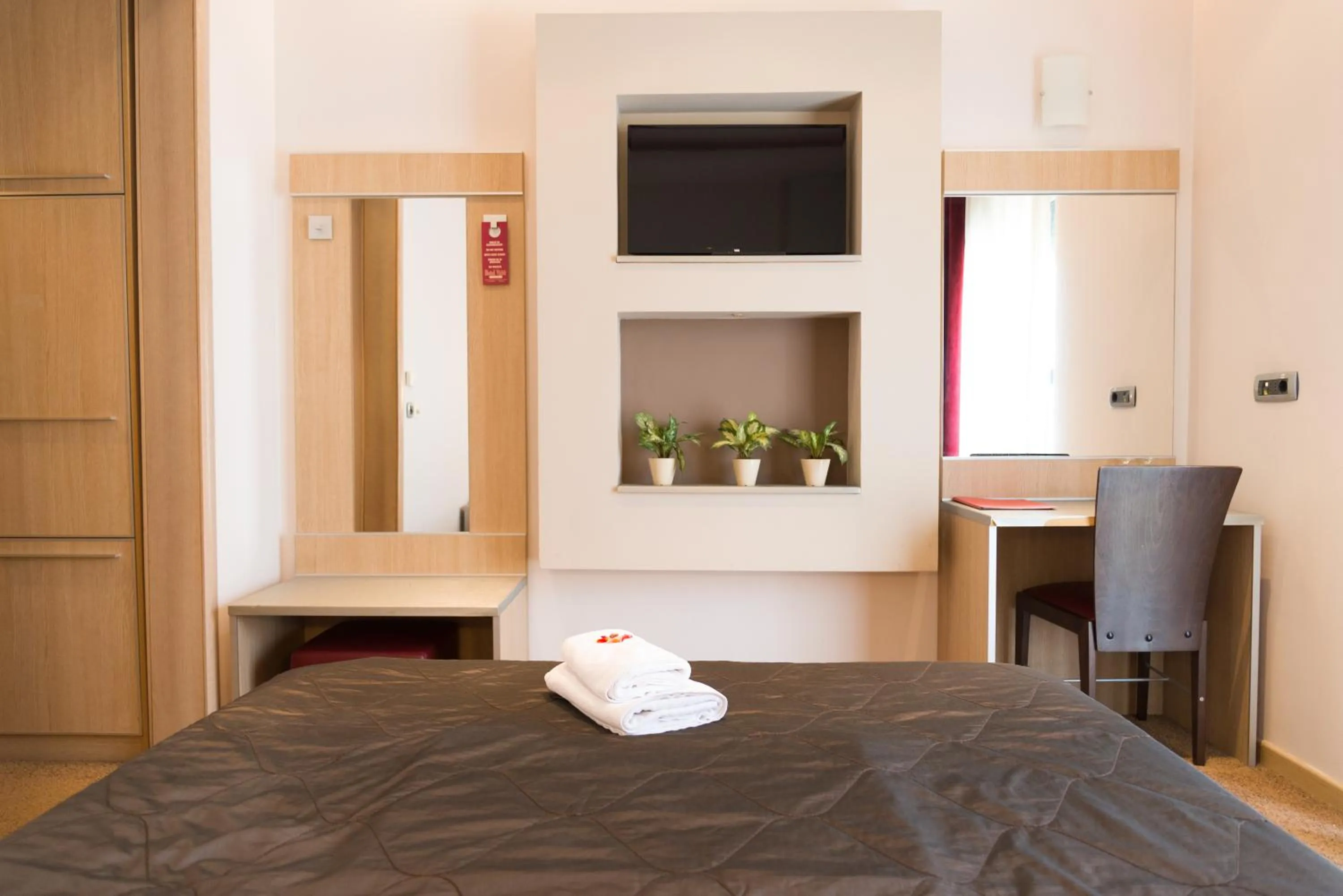 TV and multimedia, Bed in Garni Hotel Vigor - EV station