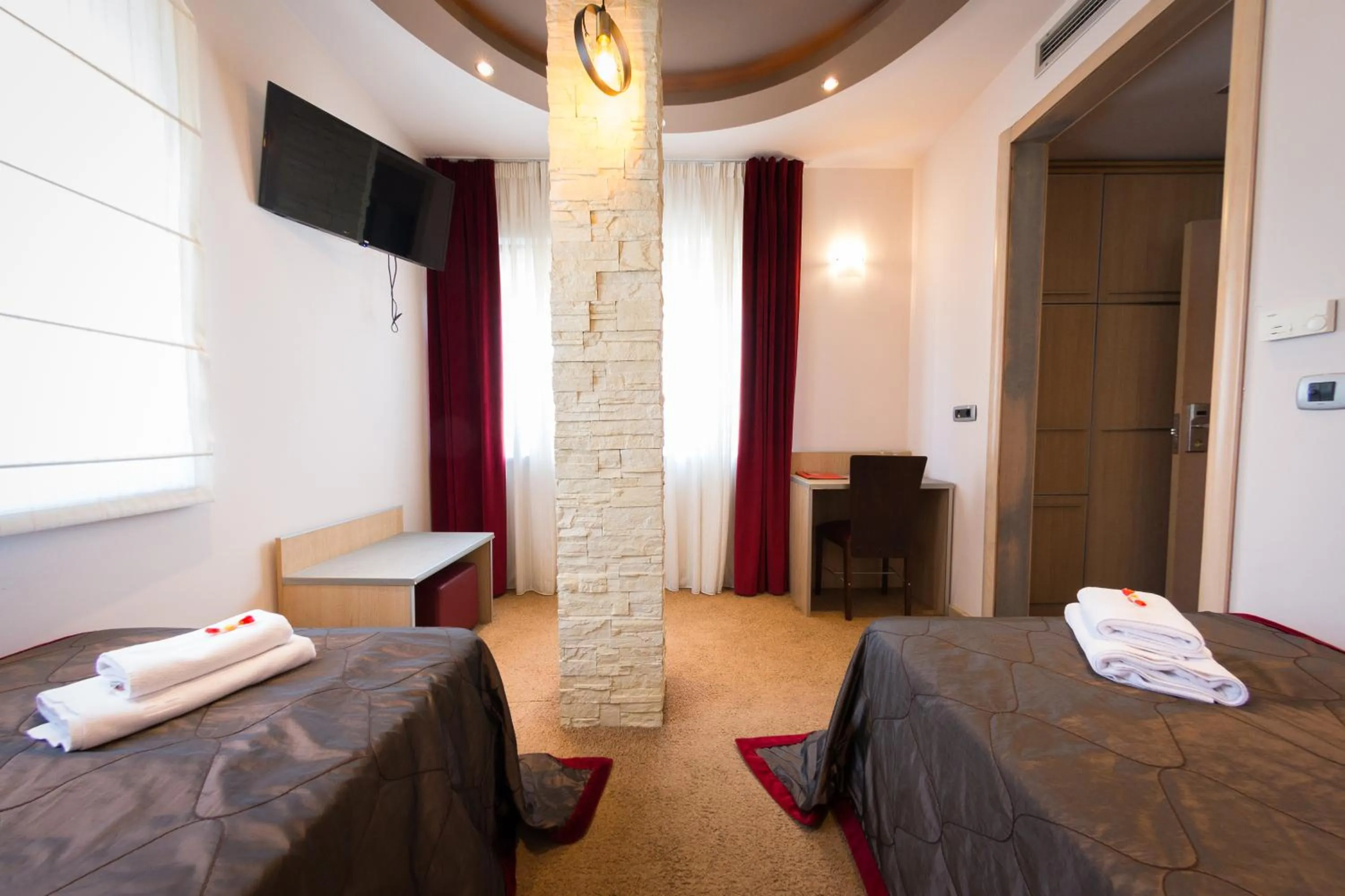 Photo of the whole room, Bed in Garni Hotel Vigor - EV station