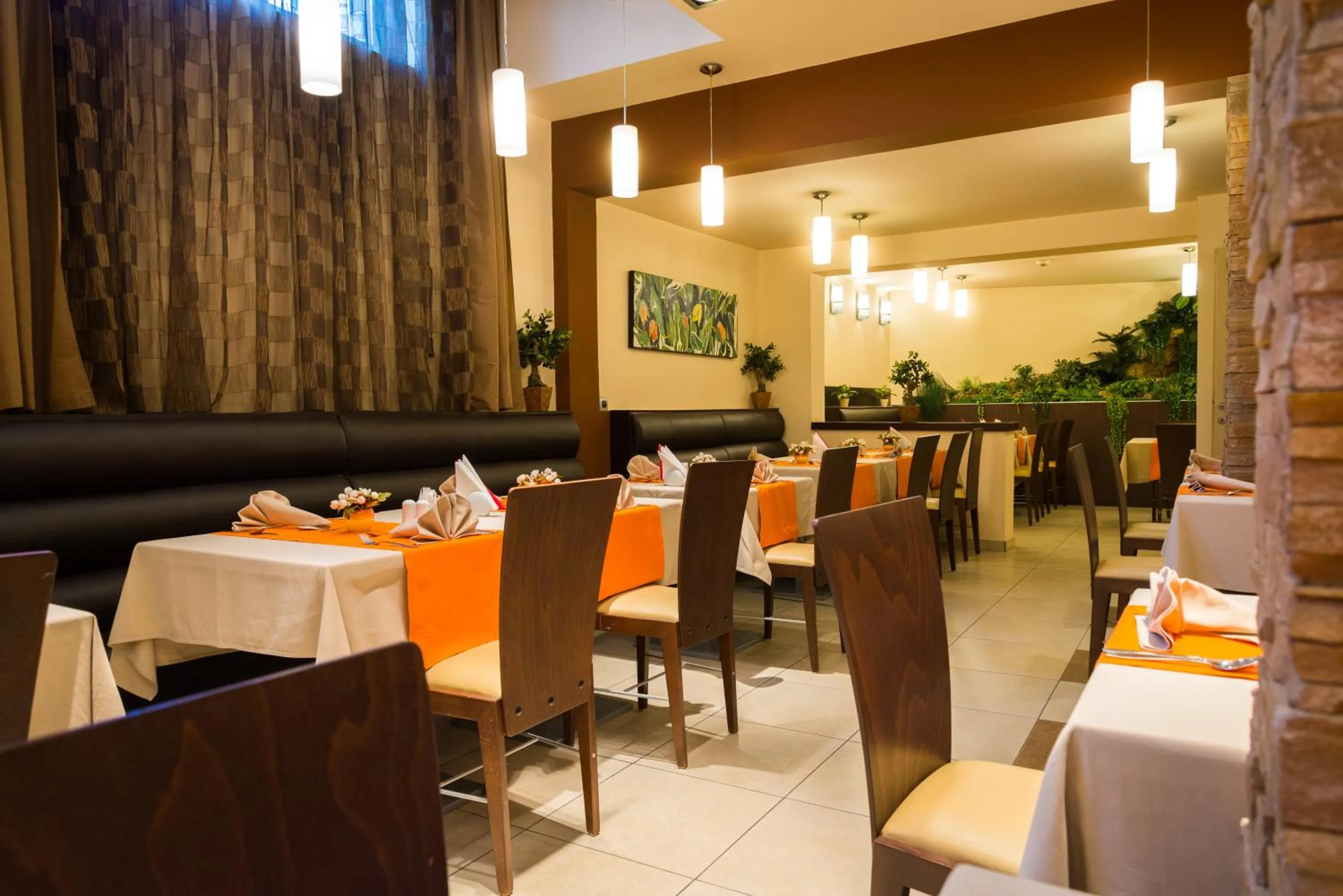 Restaurant/places to eat in Garni Hotel Vigor - EV station