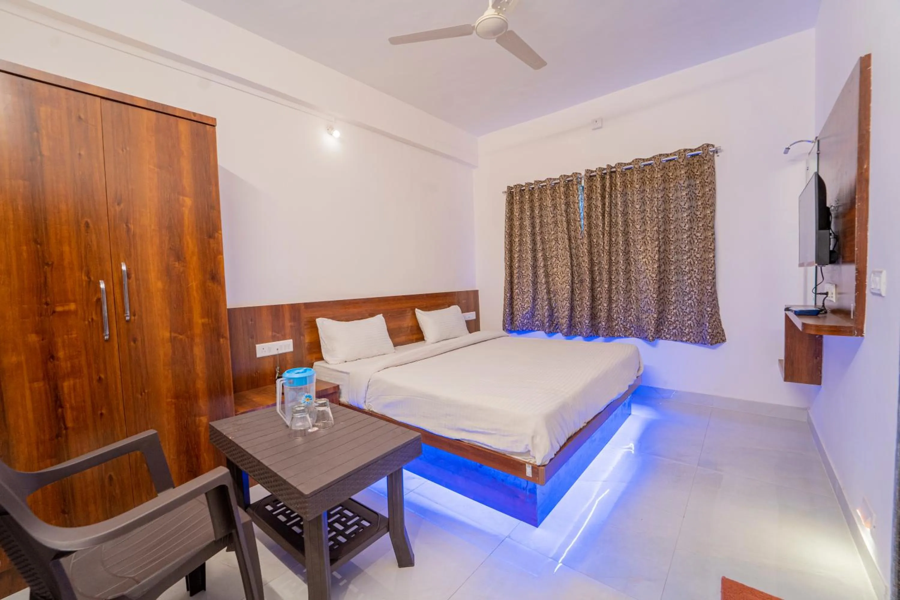 Photo of the whole room, Bed in Dhimahi Residency