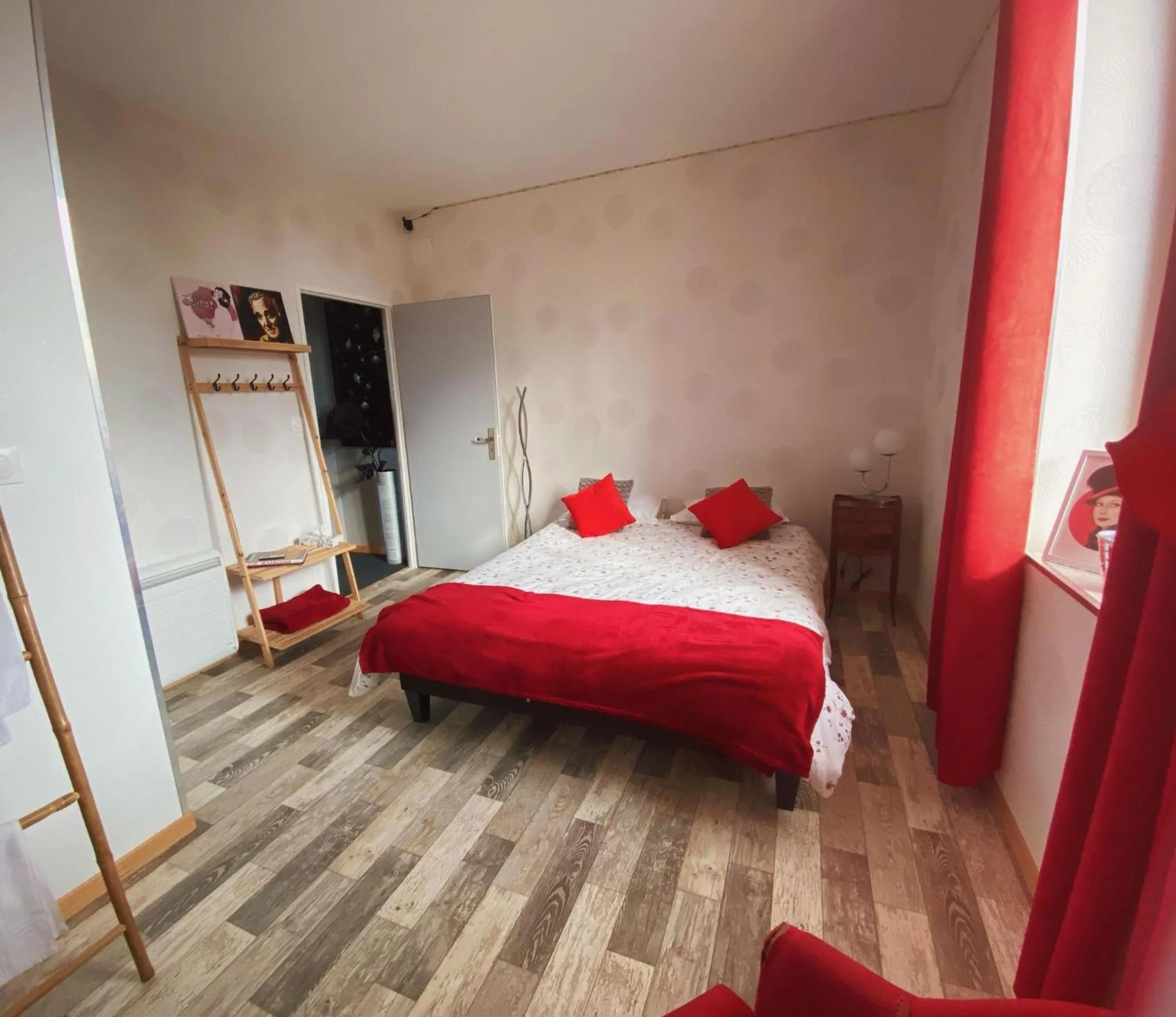 Bed in Chambres d’hôte au Chapeau Claque Cabaret