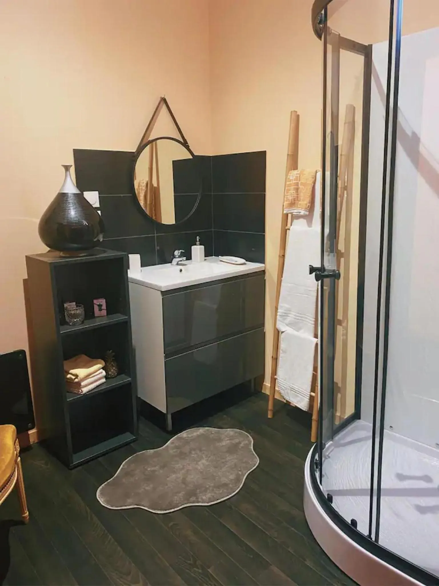 Shower, Bathroom in Chambres d’hôte au Chapeau Claque Cabaret