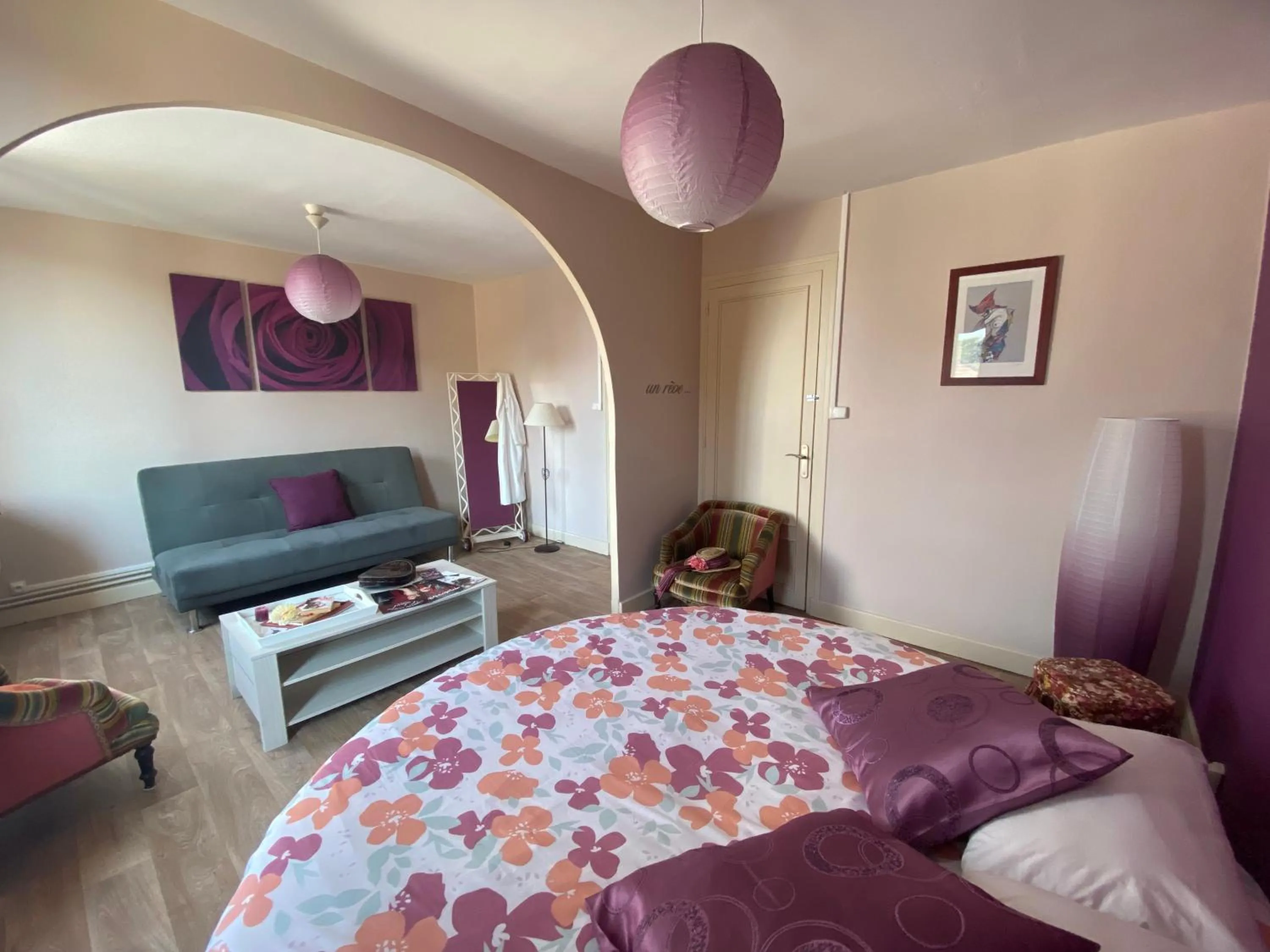 Photo of the whole room, TV/Entertainment Center in Chambres d’hôte au Chapeau Claque Cabaret