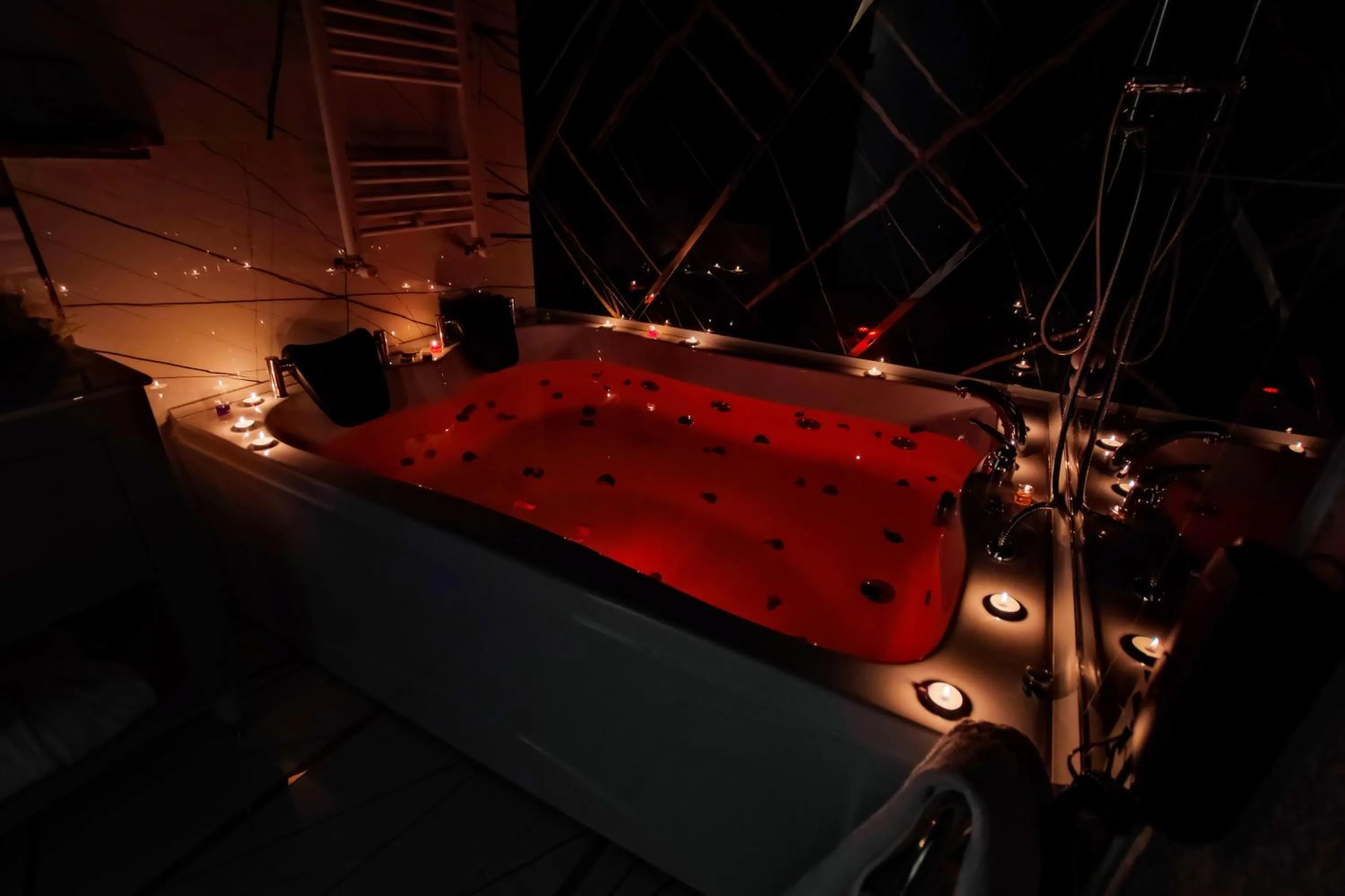 Hot Tub in MOONDAY HOTEL