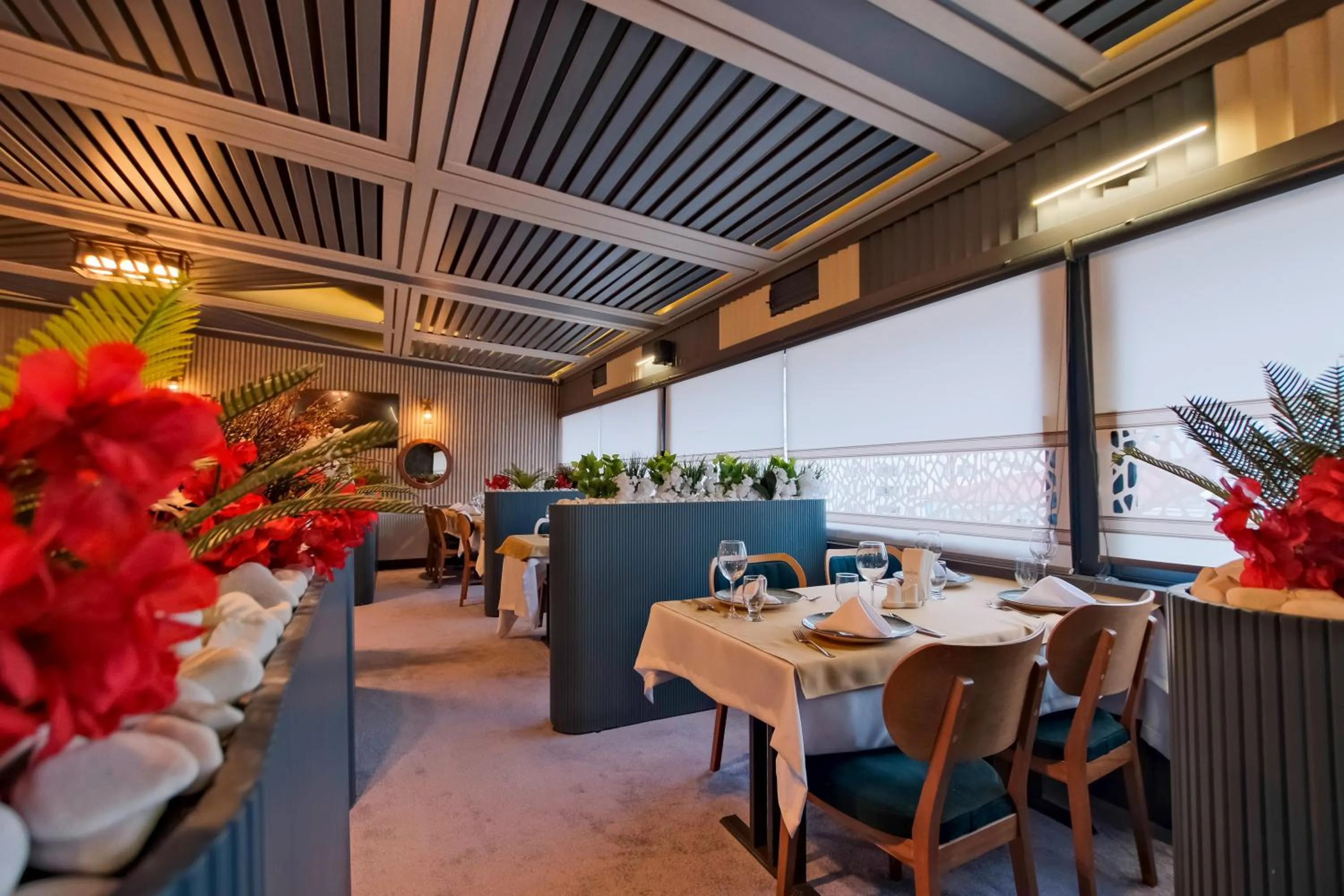 Restaurant/places to eat in MOONDAY HOTEL