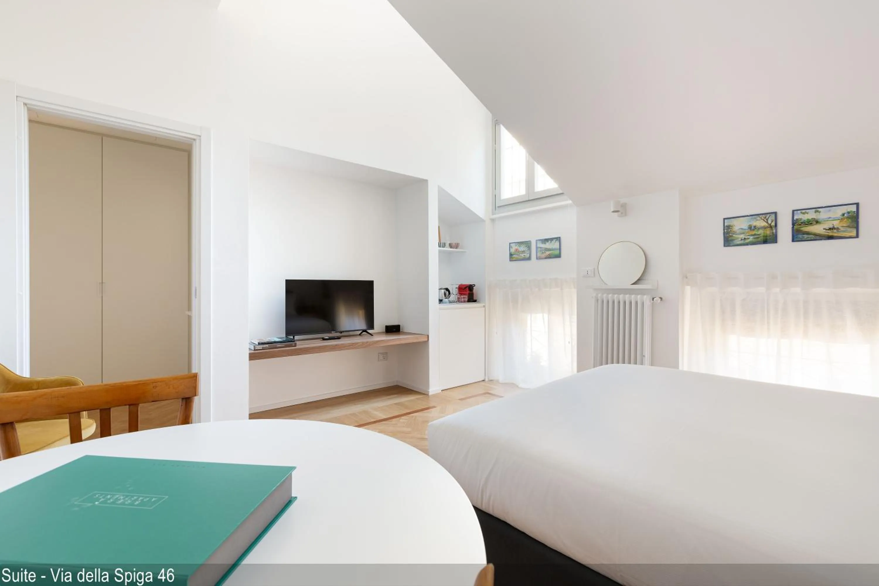 Bed in Brera Apartments in Via della Spiga