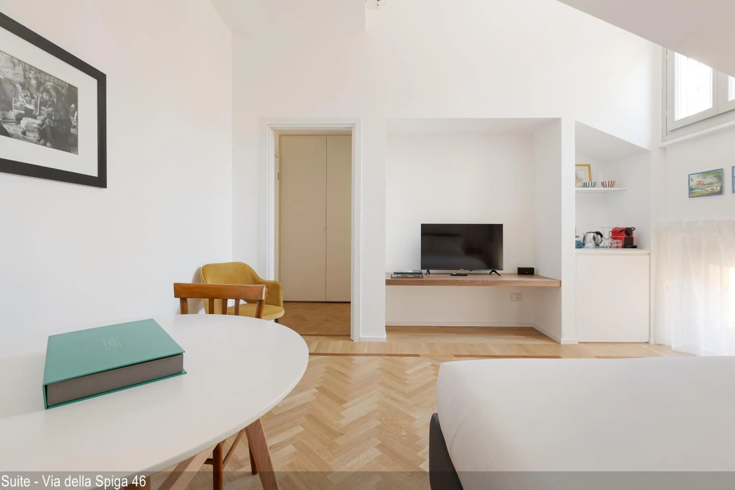 Bed in Brera Apartments in Via della Spiga