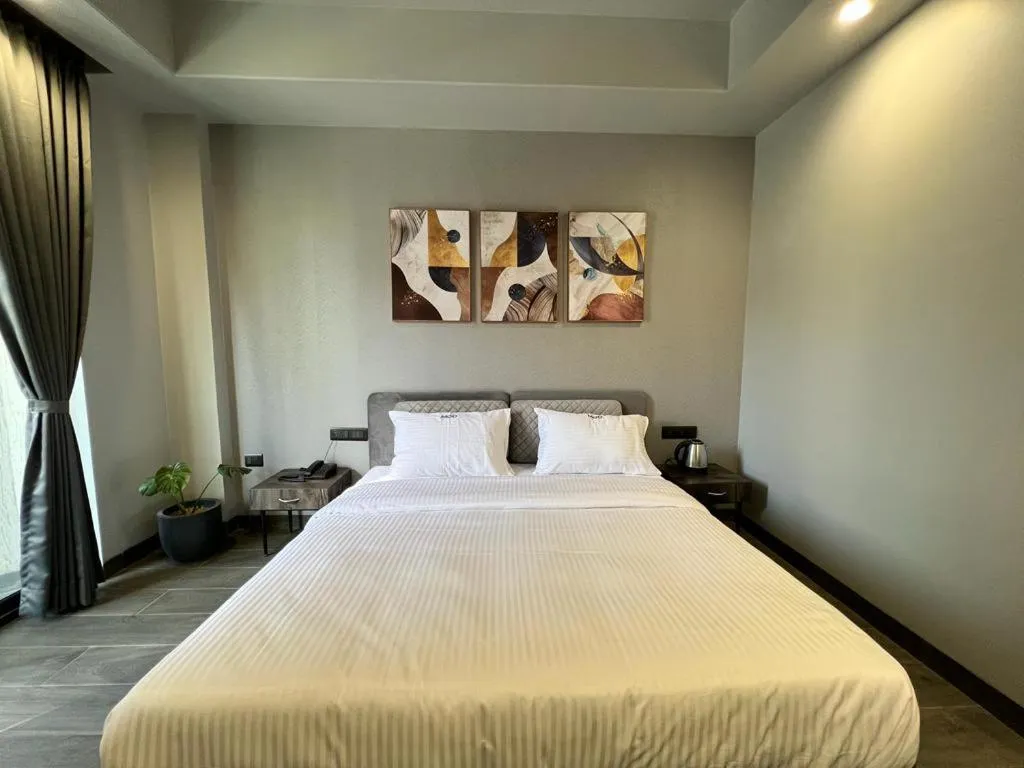 Photo of the whole room, Bed in Mod Avenue