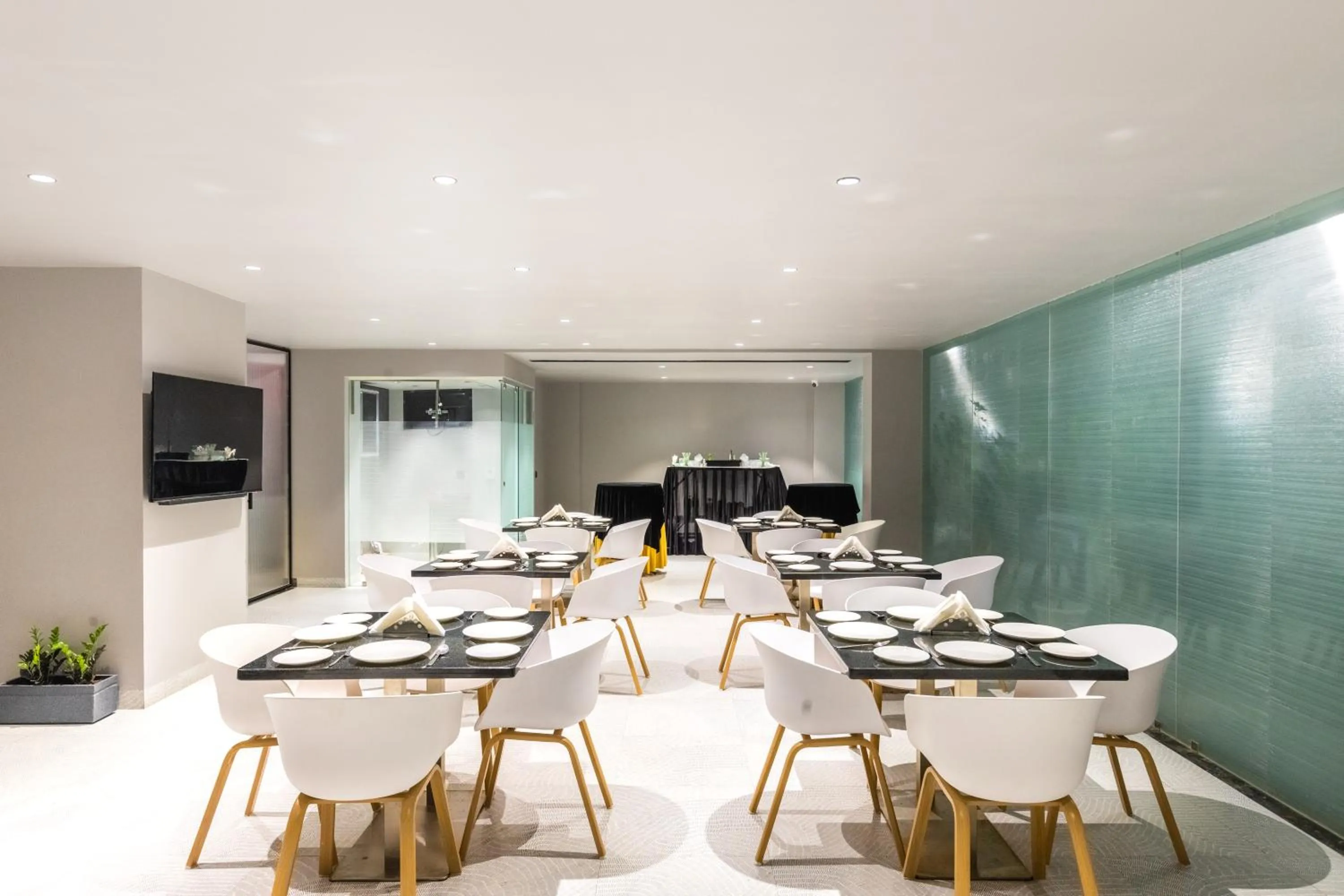 Restaurant/places to eat in Mod Avenue