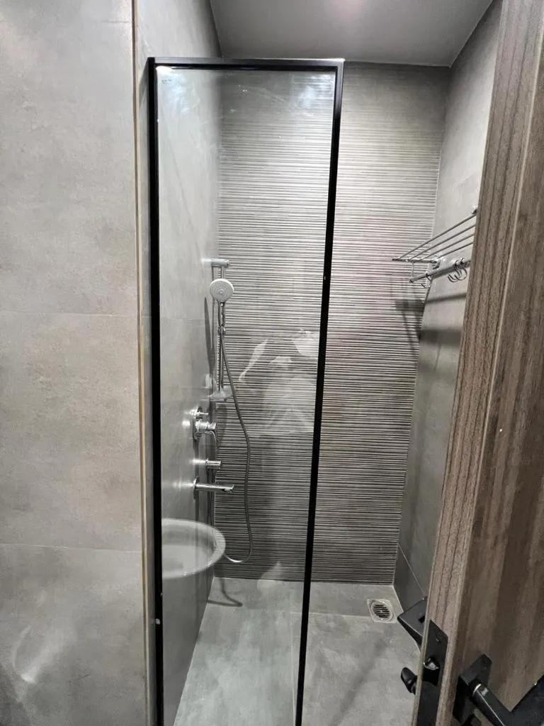 Shower in Mod Avenue