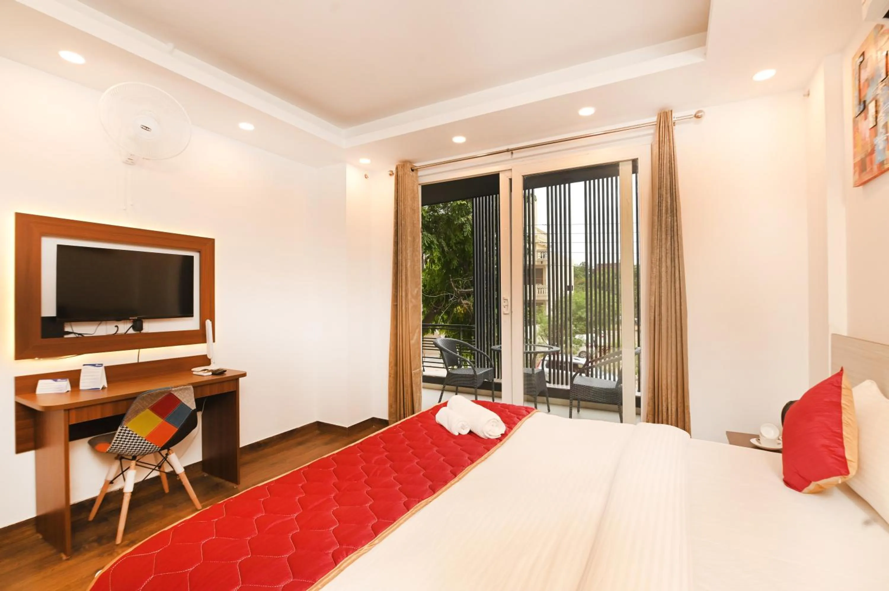 TV and multimedia, Bed in The Altruist Business Stays , DLF Phase 3