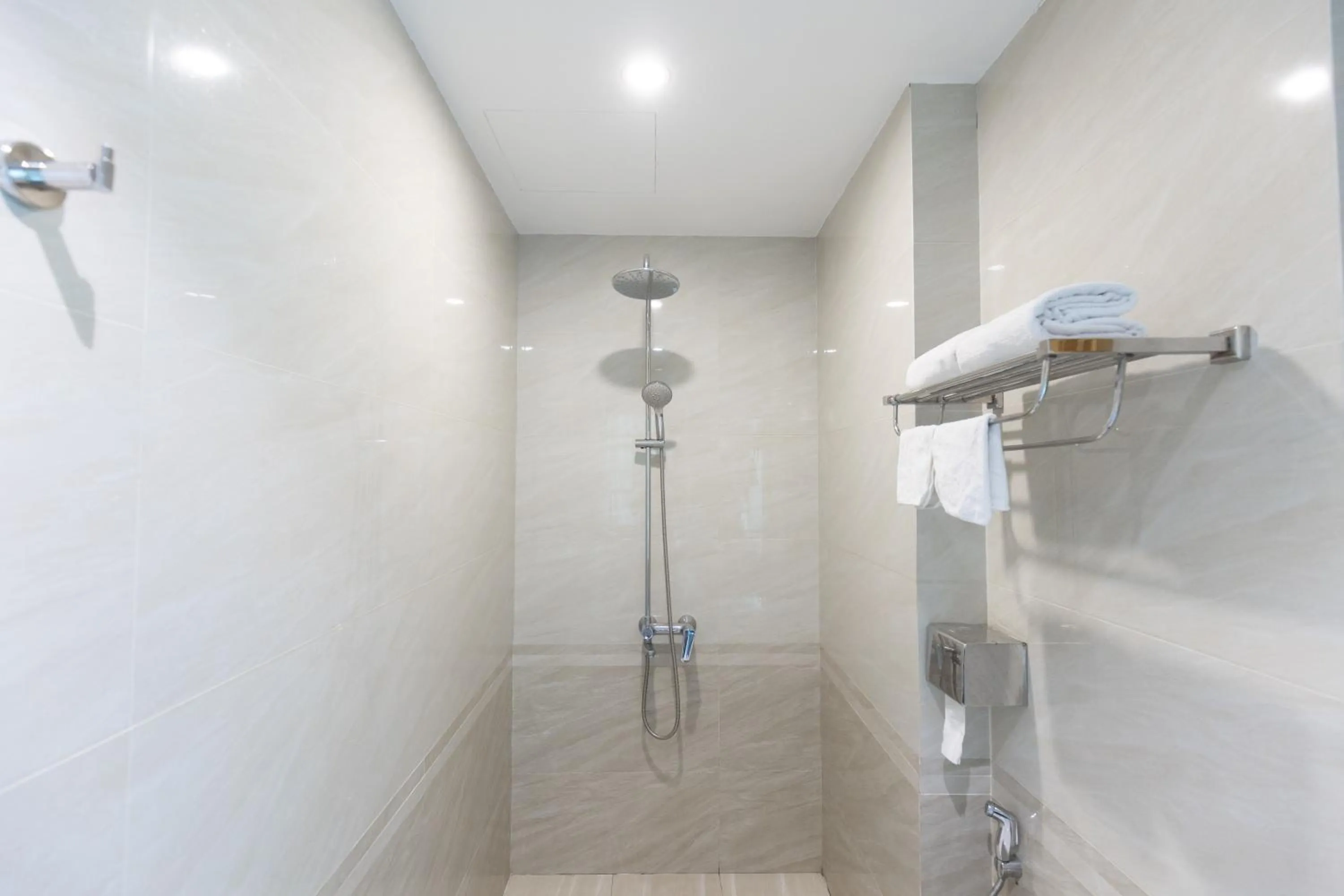 Shower in Royal Hotel Thanh Trì