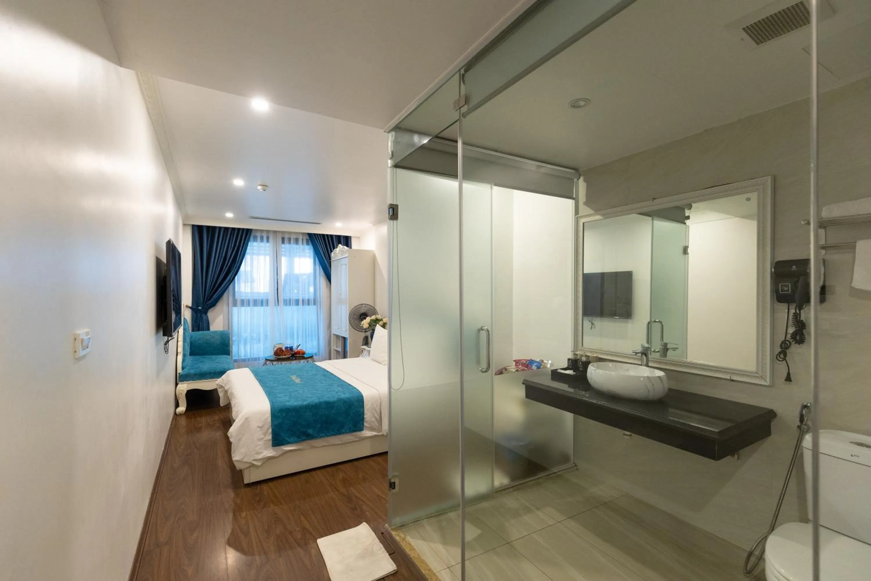 Shower, Bed in Royal Hotel Thanh Trì