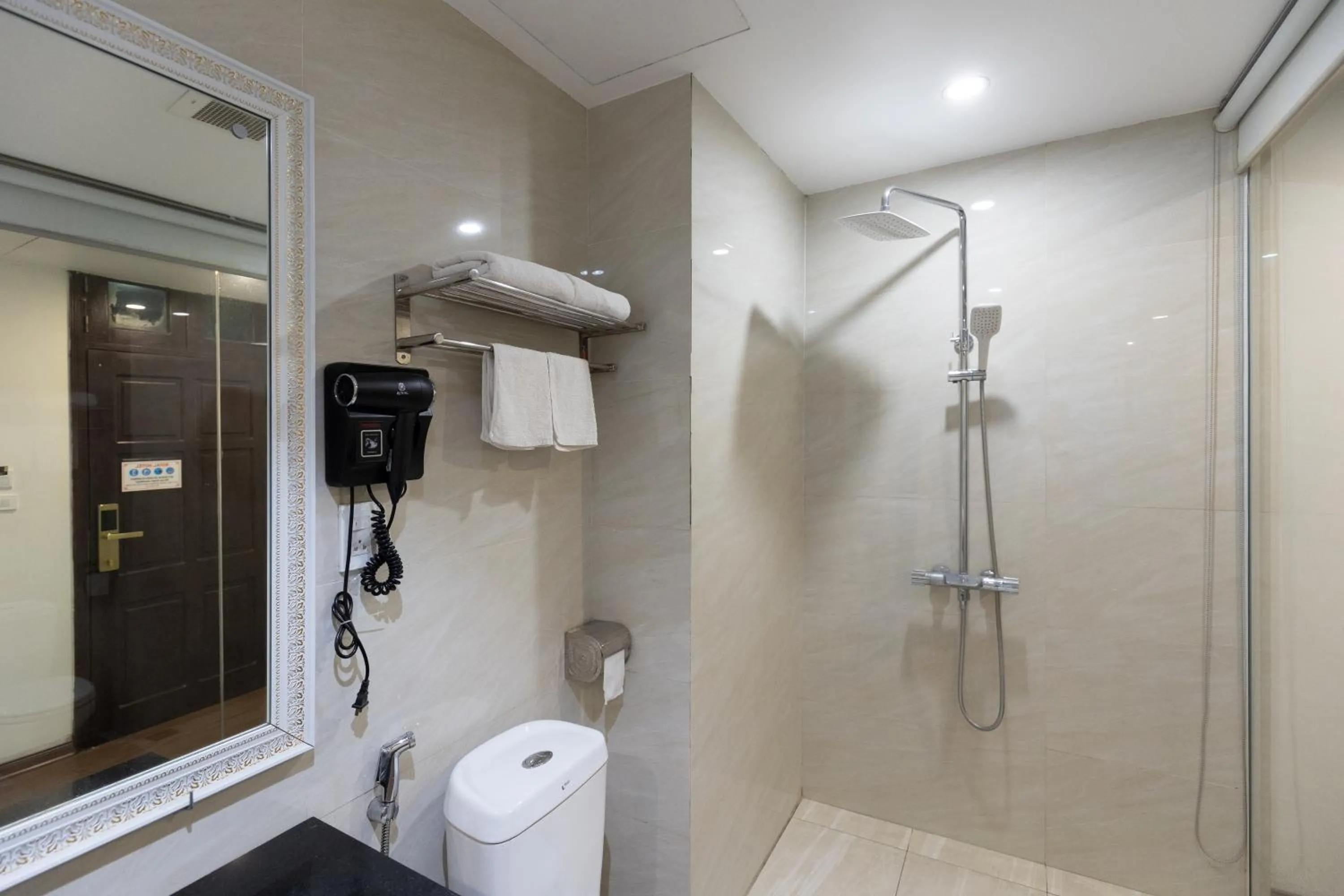 Shower in Royal Hotel Thanh Trì