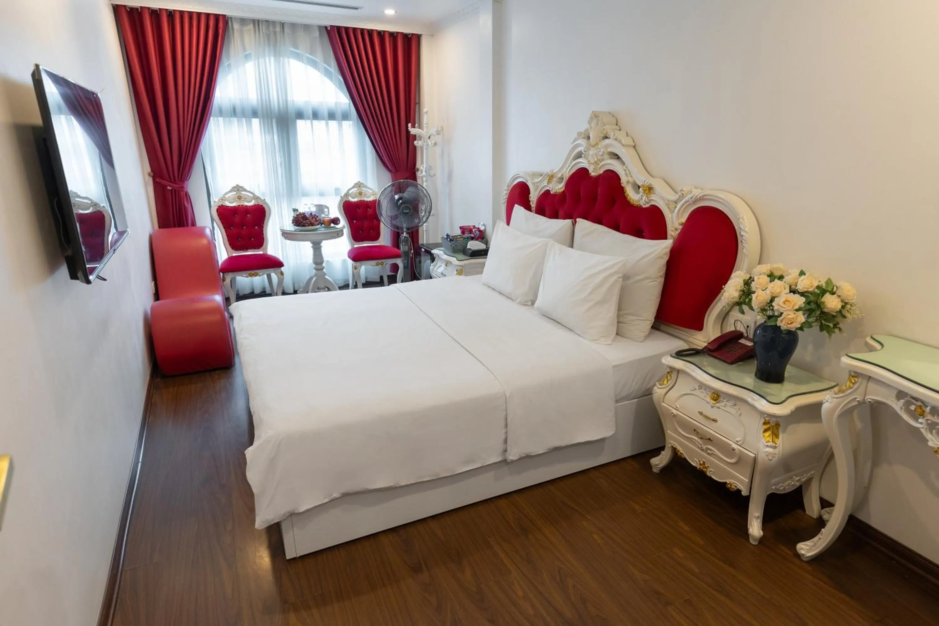 Bed in Royal Hotel Thanh Trì