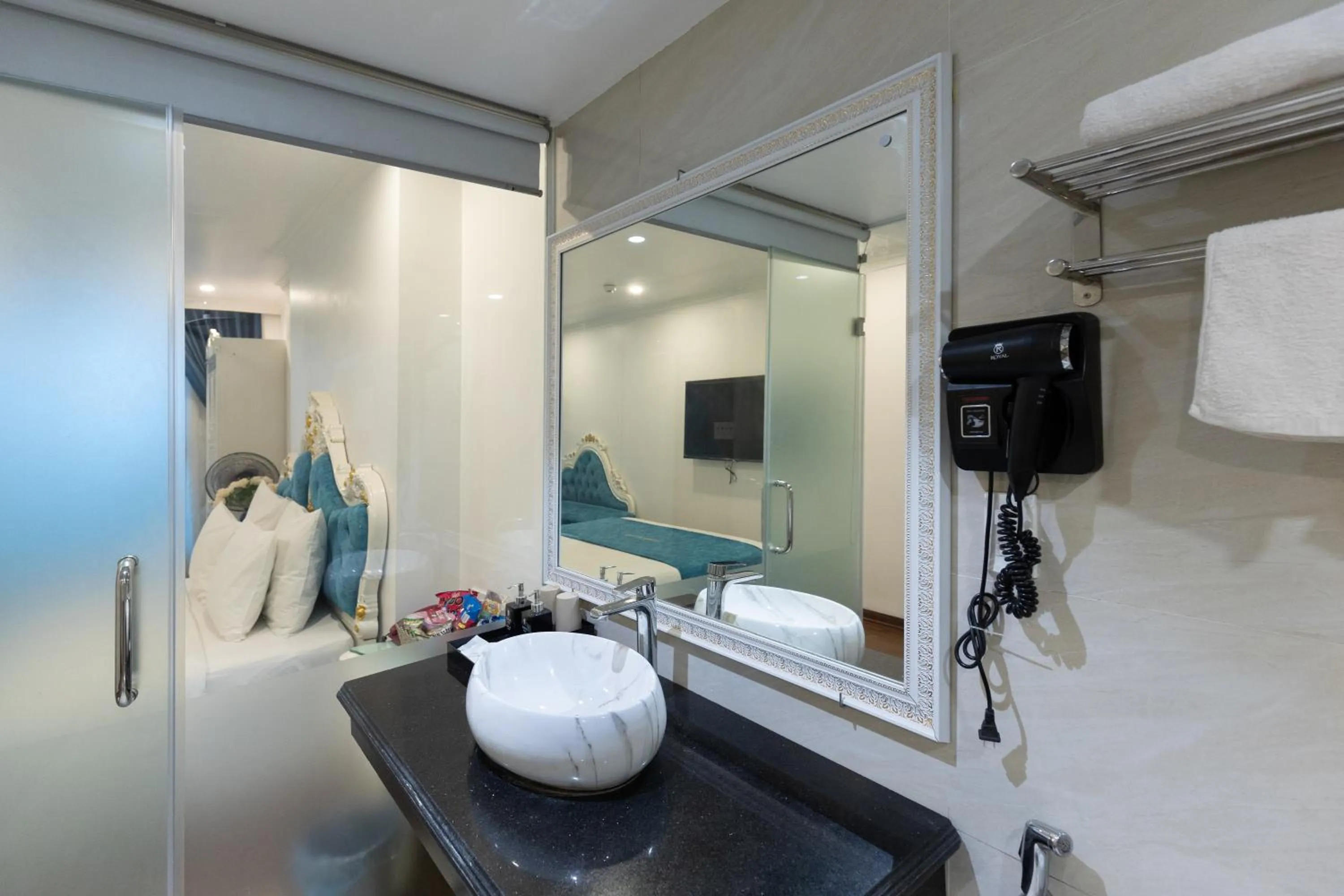 Bathroom in Royal Hotel Thanh Trì