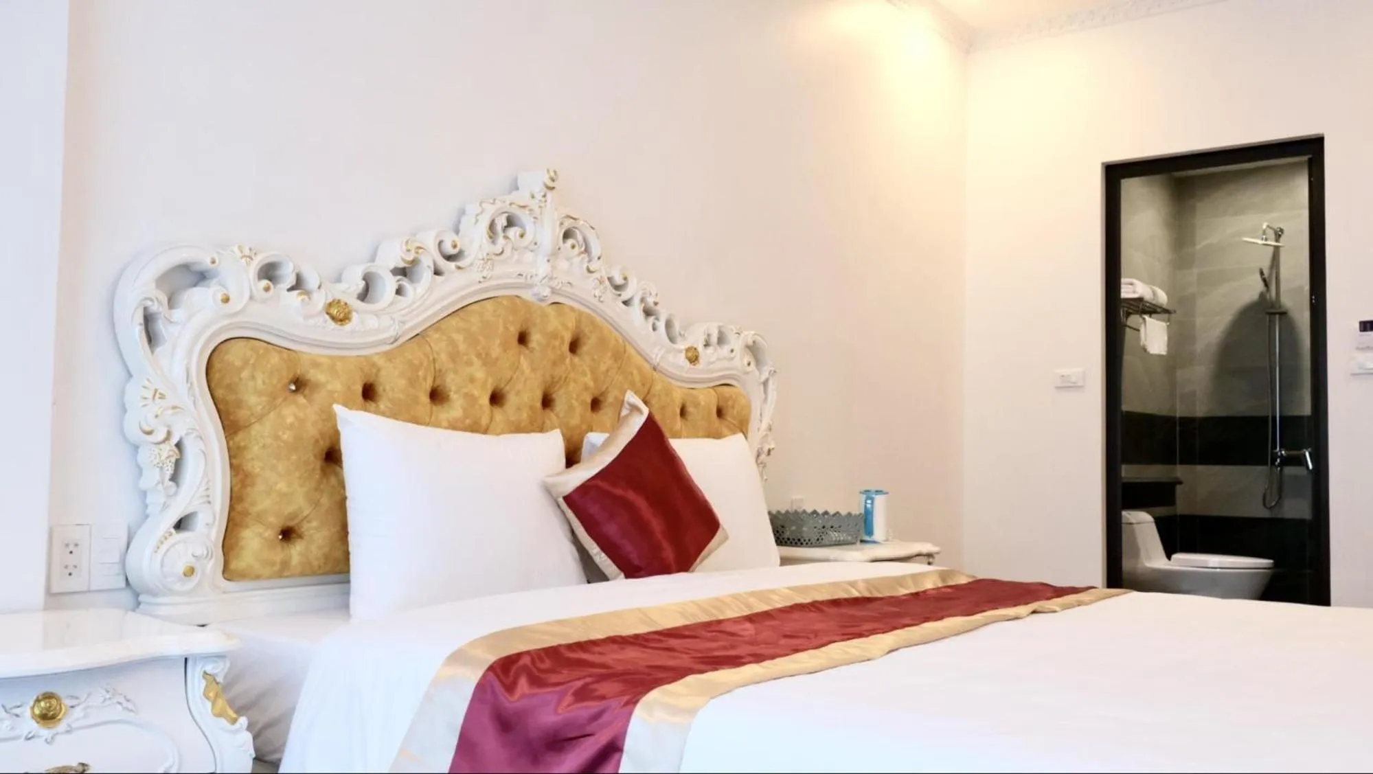 Bed in Royal Hotel Thanh Trì