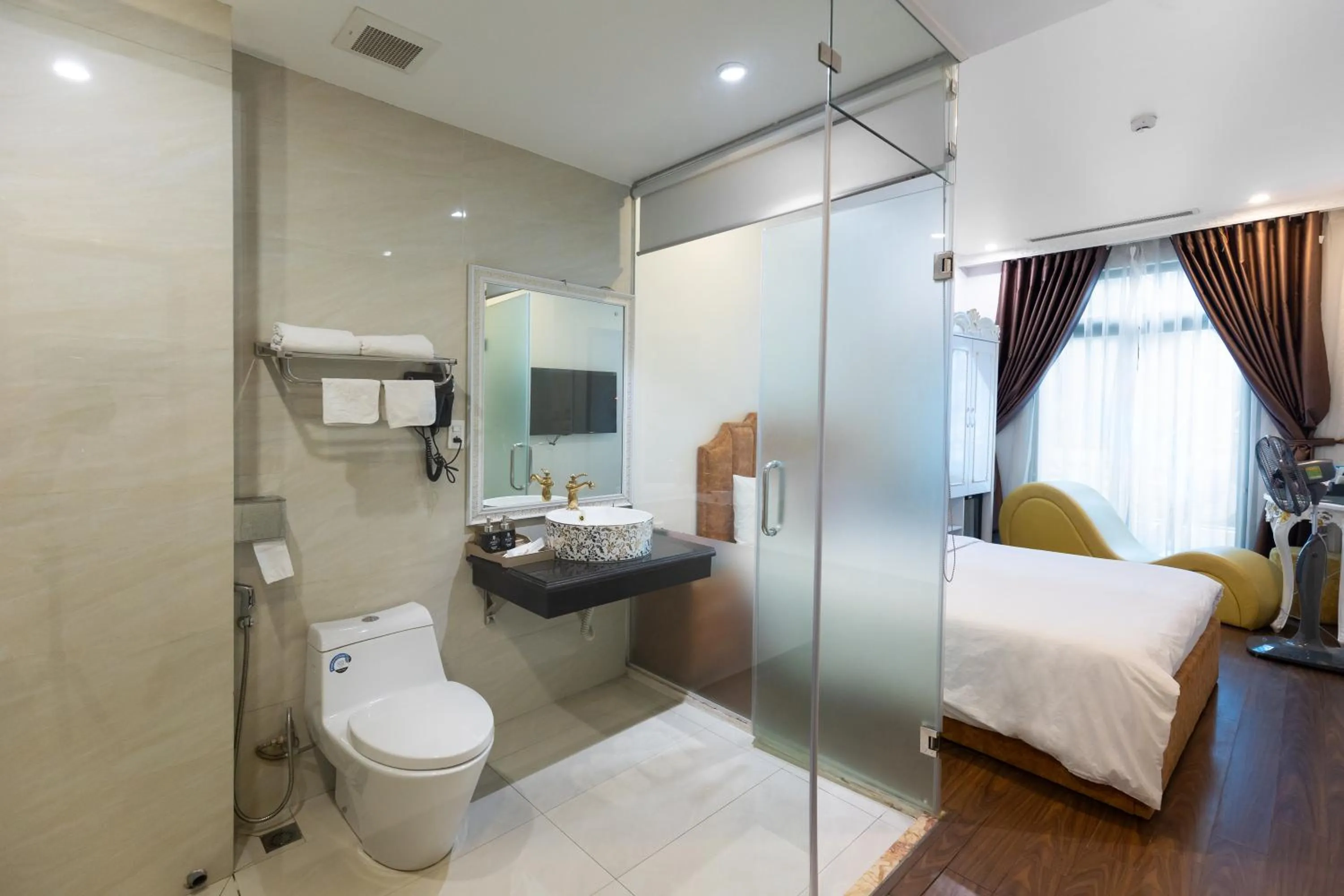 Shower in Royal Hotel Thanh Trì