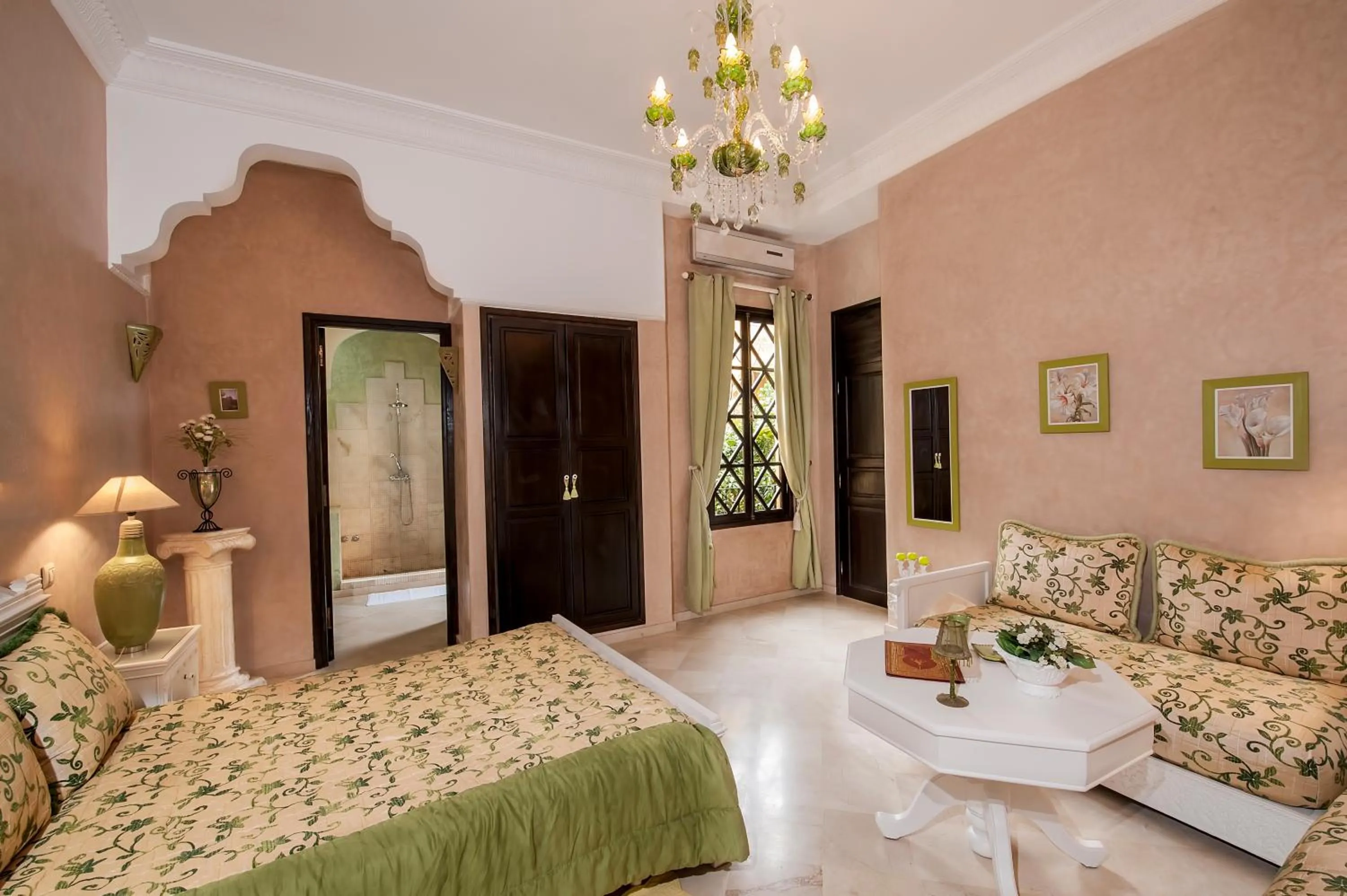 Photo of the whole room, Bed in Riad Soleil D'orient