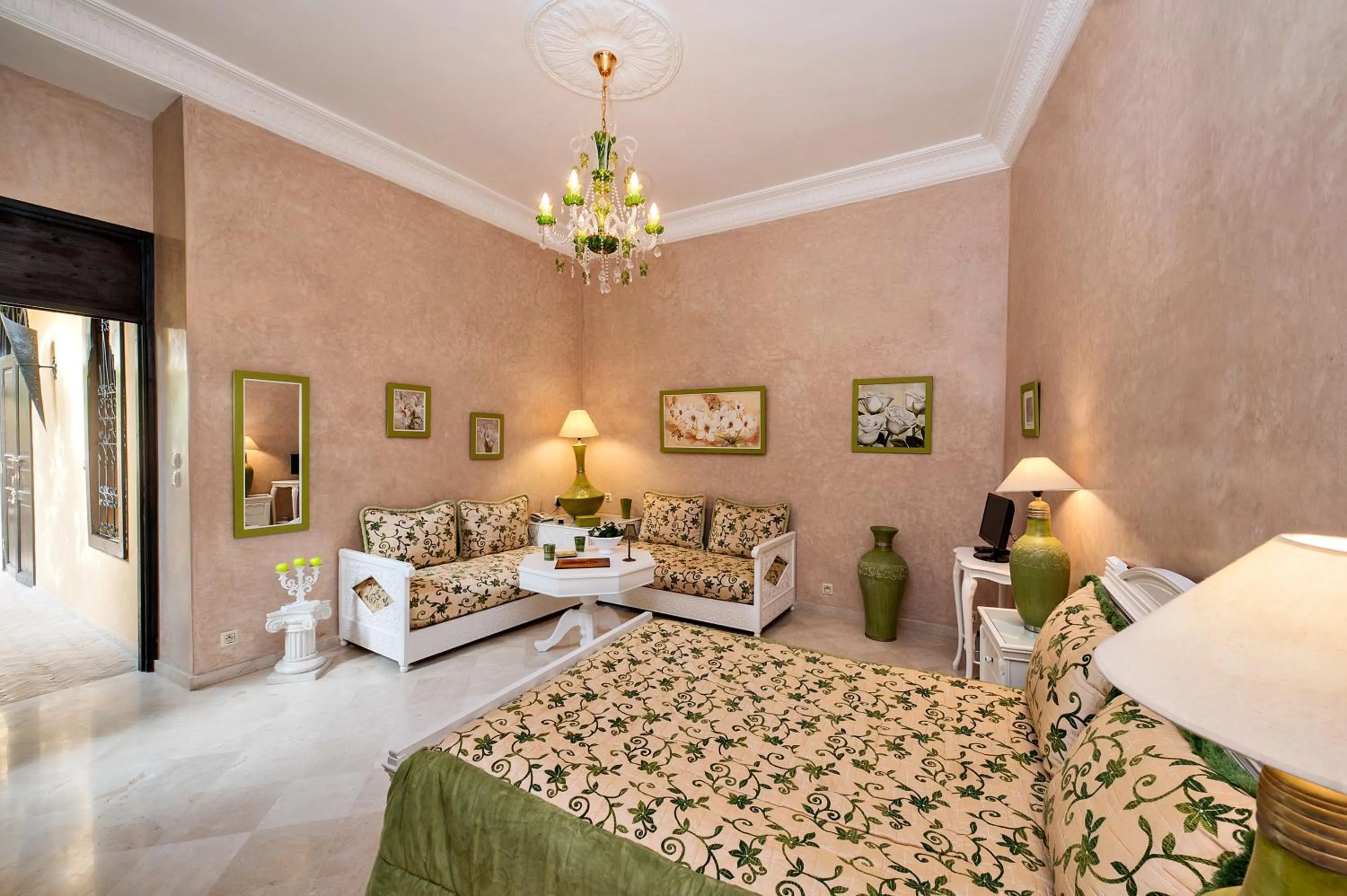 Photo of the whole room, Bed in Riad Soleil D'orient