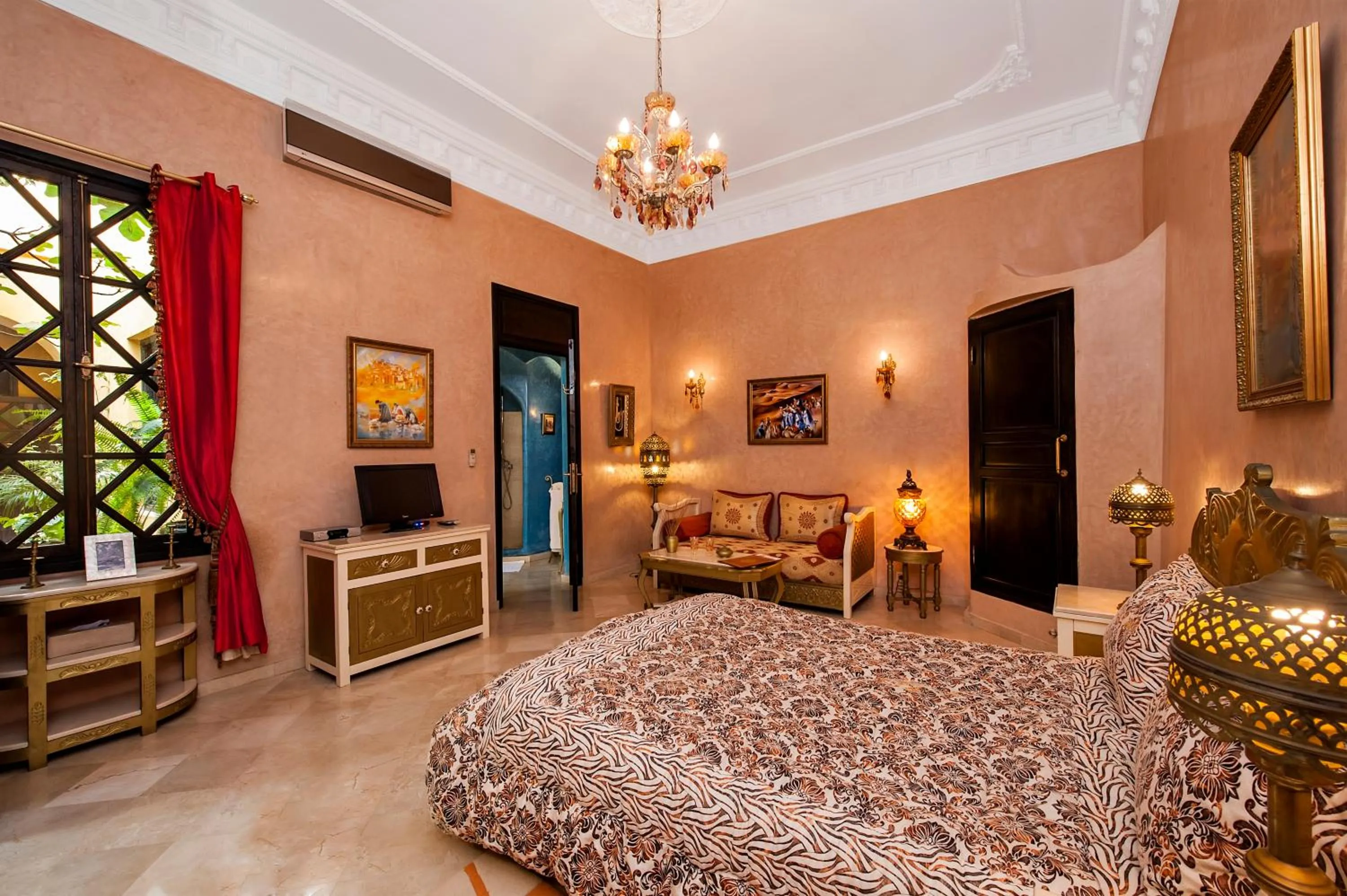 Photo of the whole room, Bed in Riad Soleil D'orient