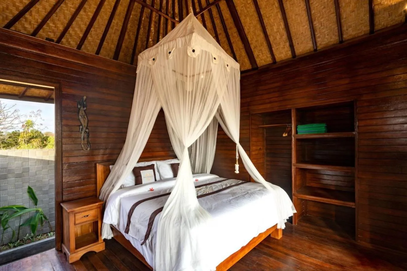 Bed in Maharatu Villa Lembongan
