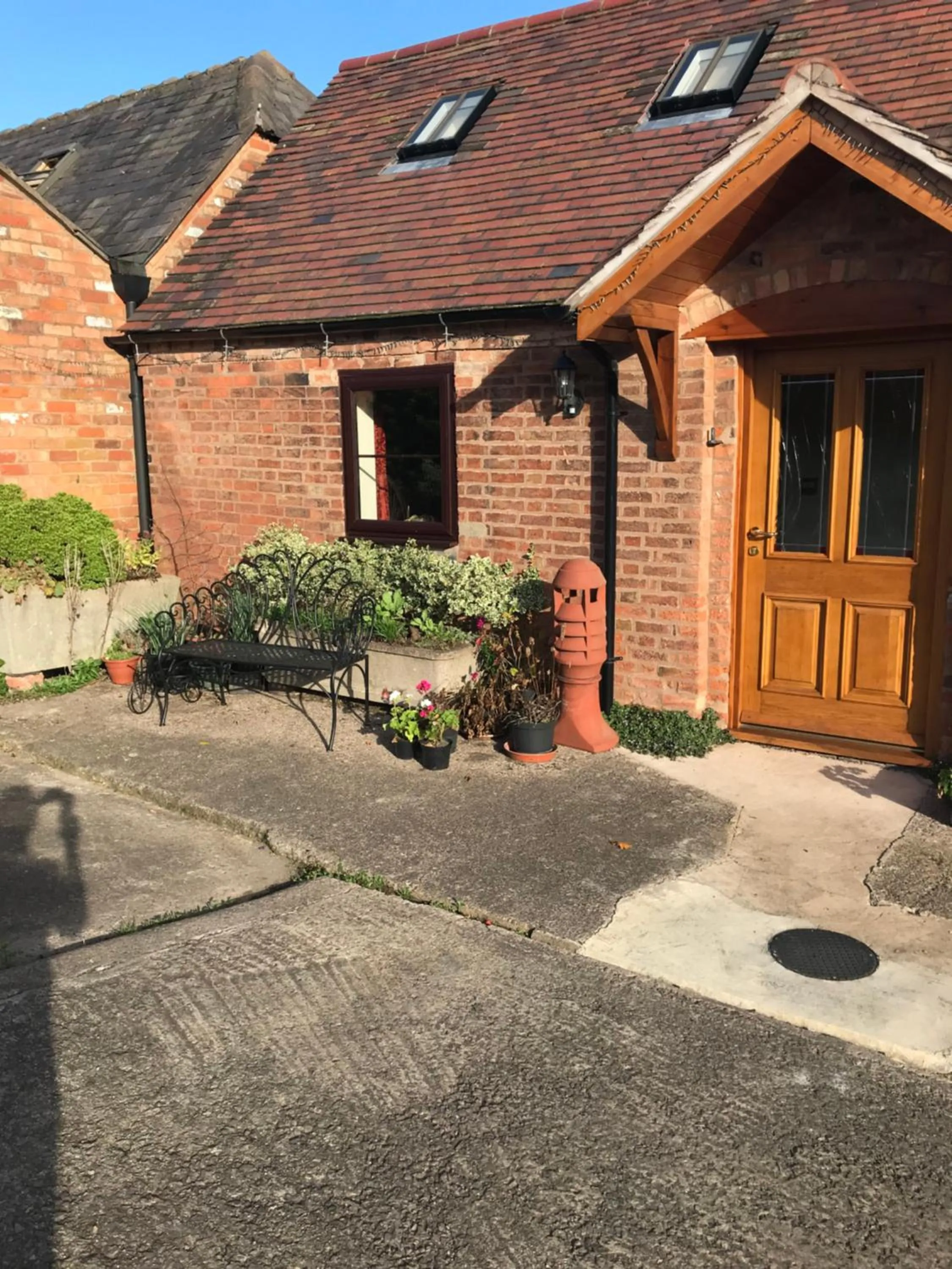 Nuneaton - Cottage - Sleeps 2 - Parking - Garden
