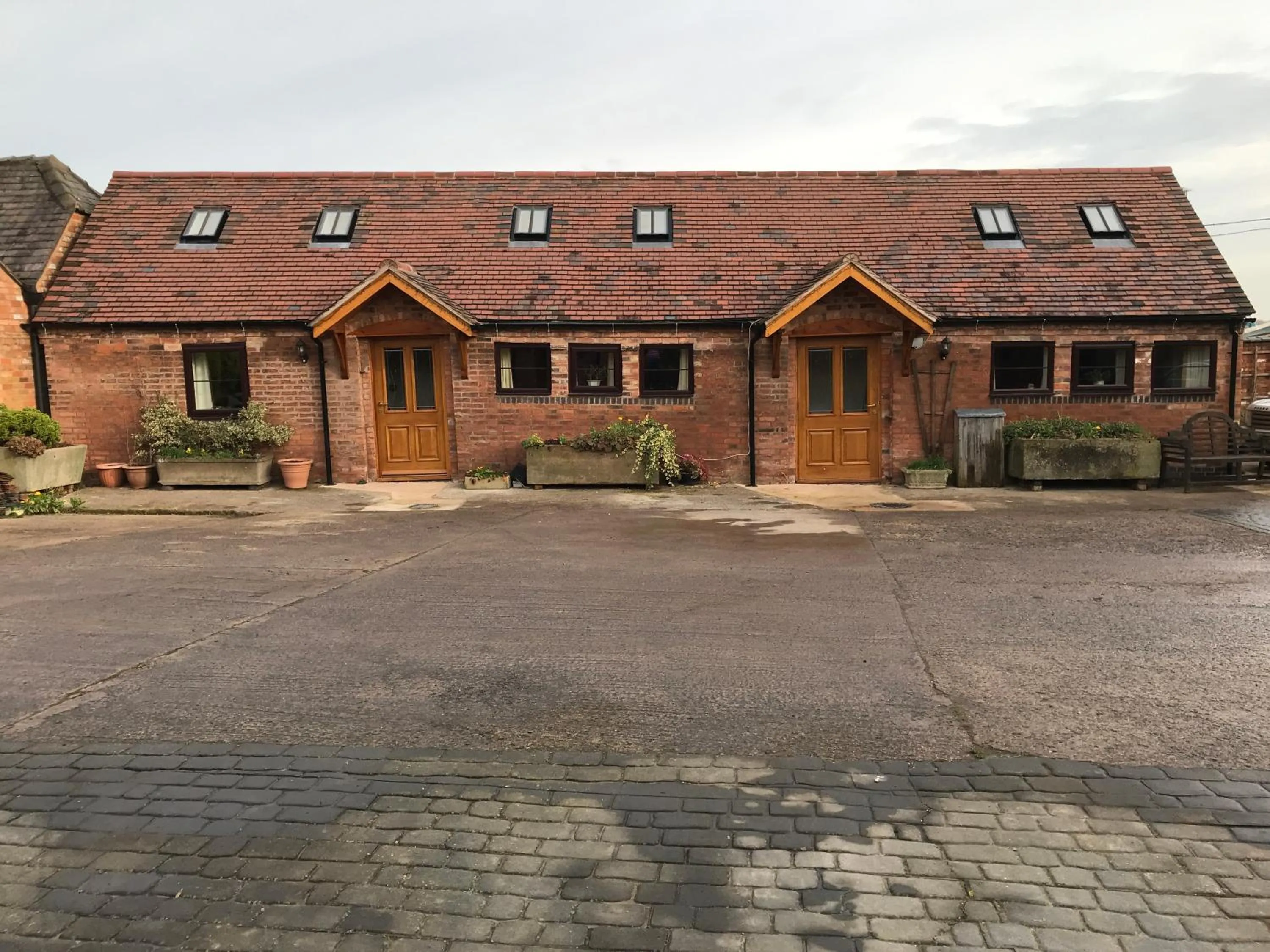 Property building in Nuneaton - Cottage - Sleeps 2 - Parking - Garden